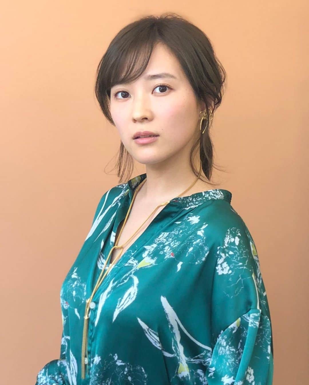 亜希子さんのインスタグラム写真 - (亜希子Instagram)「本日、『アイドル、やめました。』関連の取材を複数のメディアにしていただきました。 ・ 詳しくはまたお知らせ致しやすが、衣装が本当に可愛くて震えた…。 ・ 緑色のワンピース、オレンジ色のセットアップ、ネイビーのシャツとパープルのスカート、いずれも「manon」というブランドさんの物です。 ・ 可愛すぎて全部買い取りたかった…。 ・ 買い取れるように、引き続きお仕事頑張ろう…。 ・ ヘアメイクは大好きな田村直子(@naokotamura_hairmake )さん。 ・ デビュー以来、長い付き合いです。 ・ もう14年の付き合いになります。 ・ タムタムは私にとって、東京の母です。大好きな人です。恩人です。ずっと大好きな人です。 #manon」5月18日 0時34分 - akiko_ohki