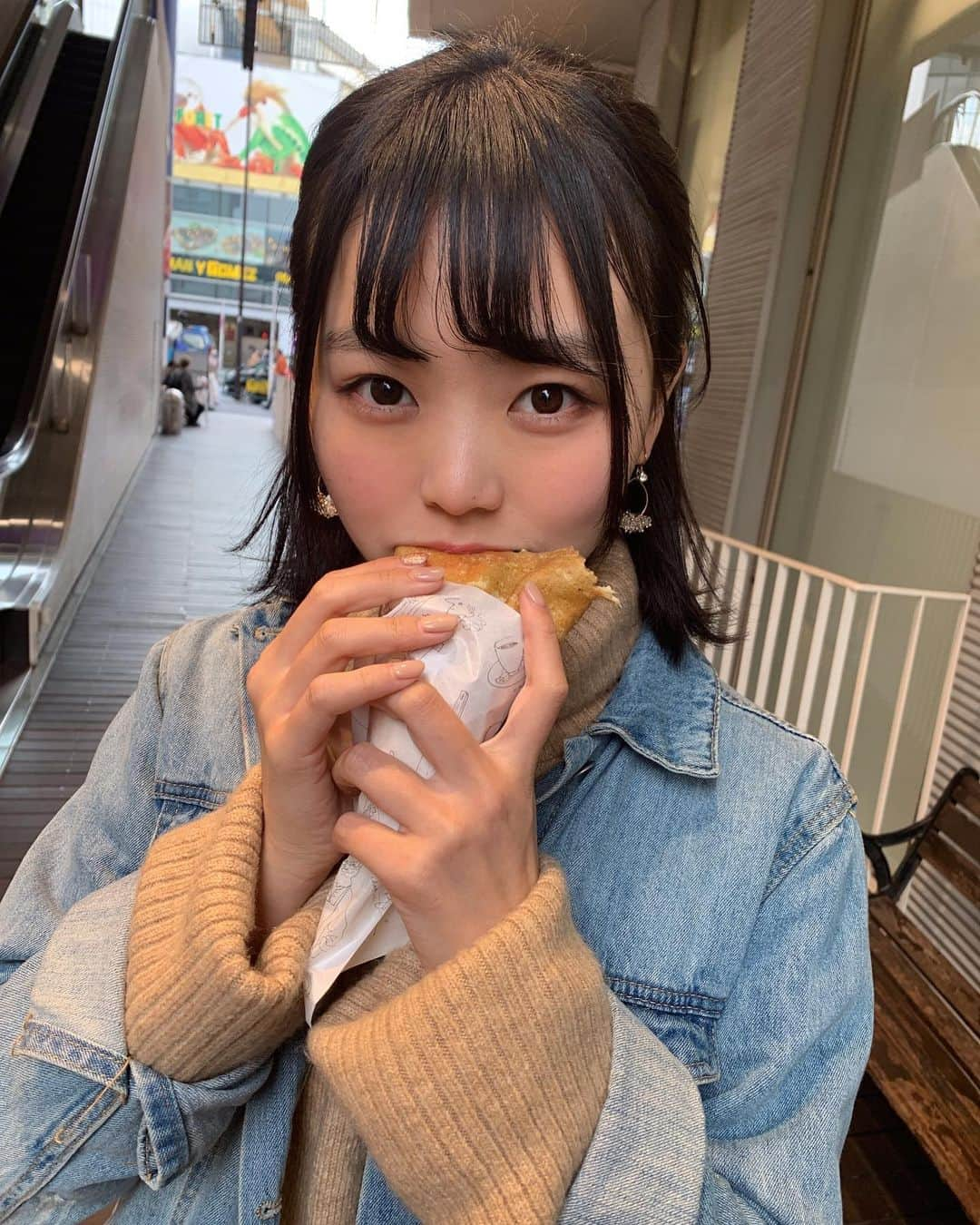 由利華さんのインスタグラム写真 - (由利華Instagram)「【05/18🎂妹誕生日🎊】﻿ ﻿ 日をまたいで、05/18！﻿ 今日は3番目の妹の誕生日〜☺️﻿ 21歳おめでとうううう🎊🎊﻿ ﻿ 胃袋が家族の中で一番やばい三女🙂﻿ いつも一緒にお風呂入る三女🙂﻿ おやすみー！って言って﻿ ほんまに1分とかで眠ってしまう三女🙂﻿ 爆睡しすぎて朝とか アラーム聞こえてない病の三女🙂﻿ よく夜食に一緒にラーメン食べに行ってくれる三女🙂﻿ ﻿ 妹やから、って思っちゃってる部分あったけど﻿ 最近は尊敬する所もたくさんあって﻿ 自分のライブ映像見直して﻿ 復習してたり、家でもダンス練習してたり﻿ (あ、3番目の妹アイドルなんです)﻿ それプラス大学も行ってる、って﻿ すごいなぁって思った🤔﻿ あと、言わへんだけで﻿ 割とよく考えてる。はず。笑笑﻿ ﻿  本人に言うのは恥ずかしいから 自分の気持ちを忘れないように ここに投稿👾👾 これからも仲良くいれますように！﻿ 素敵な一年になりますように！﻿ ﻿ これからもいっぱい食べようううう  #大島遥華」5月18日 0時27分 - yurippe0804