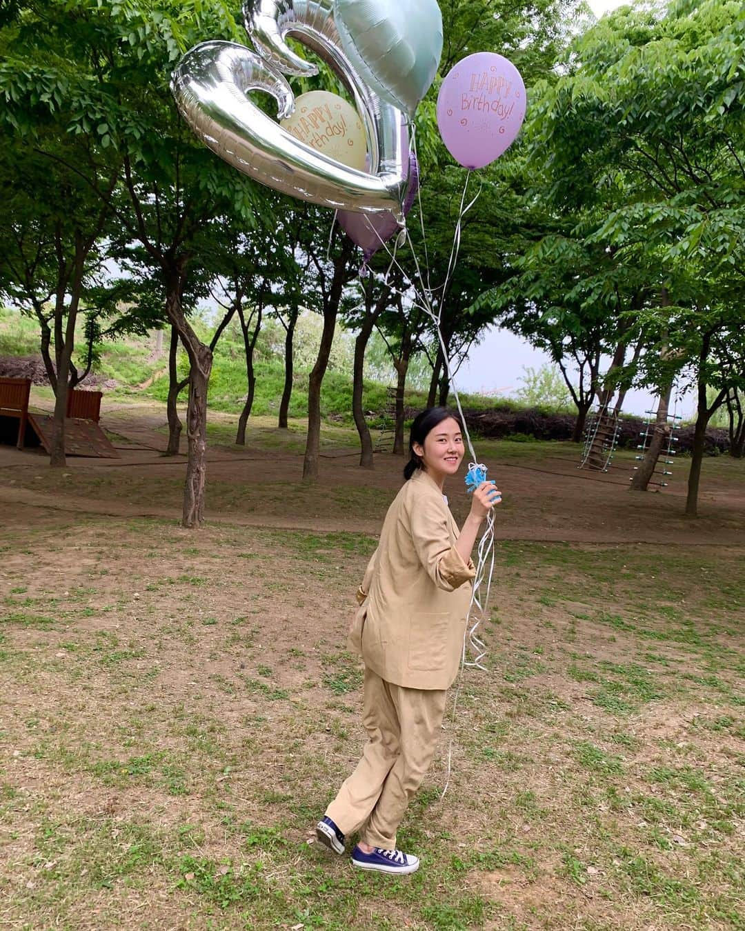 ガユンさんのインスタグラム写真 - (ガユンInstagram)「🌳🌷🍔🍗🎂📸🎈」5月18日 0時30分 - gayoon_heo