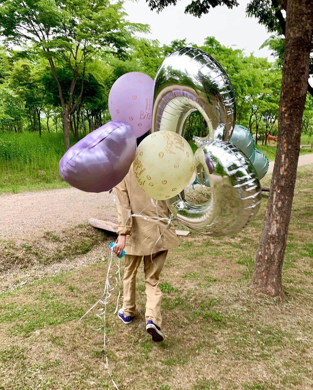 ガユンのインスタグラム：「🌳🌷🍔🍗🎂📸🎈」