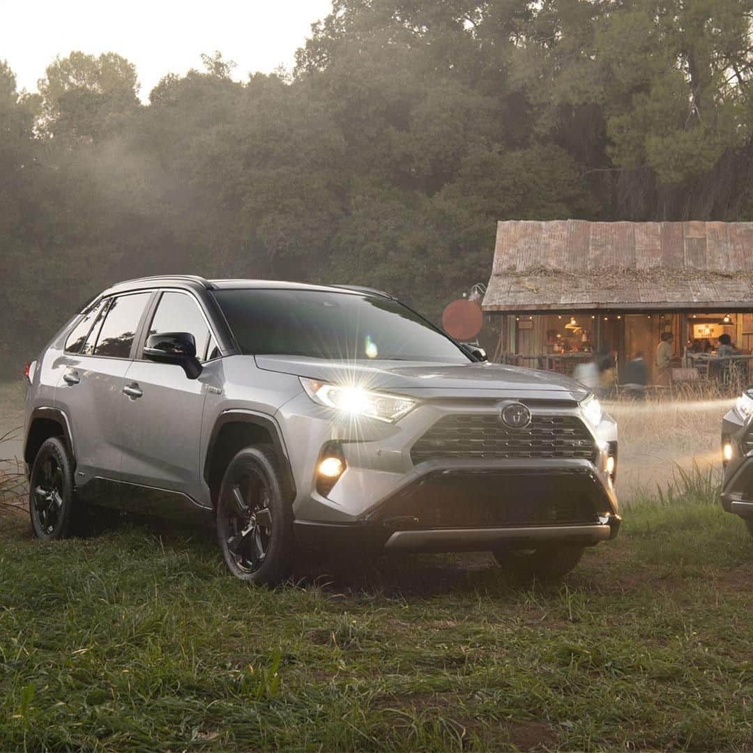 toyotausaさんのインスタグラム写真 - (toyotausaInstagram)「Refined and rugged. Enjoy the journey in the all new #RAV4. #LetsGoPlaces」5月18日 6時00分 - toyotausa