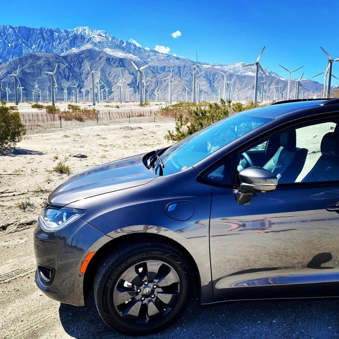 ジェシカ・キャプショーさんのインスタグラム写真 - (ジェシカ・キャプショーInstagram)「Clean meets conscious: our family roadside stop in the CA desert to glimpse the power (& importance) of renewable energy wind-farm.  And check out our new electric wheels / family hauler - we are loving our new @Chrysler #PacificaHybrid #ad」5月18日 6時00分 - jessicacapshaw