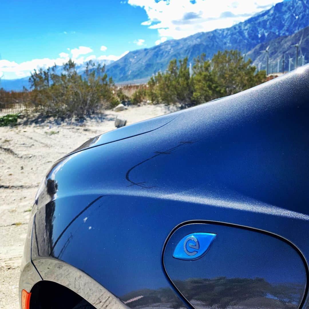 ジェシカ・キャプショーのインスタグラム：「Clean meets conscious: our family roadside stop in the CA desert to glimpse the power (& importance) of renewable energy wind-farm.  And check out our new electric wheels / family hauler - we are loving our new @Chrysler #PacificaHybrid #ad」