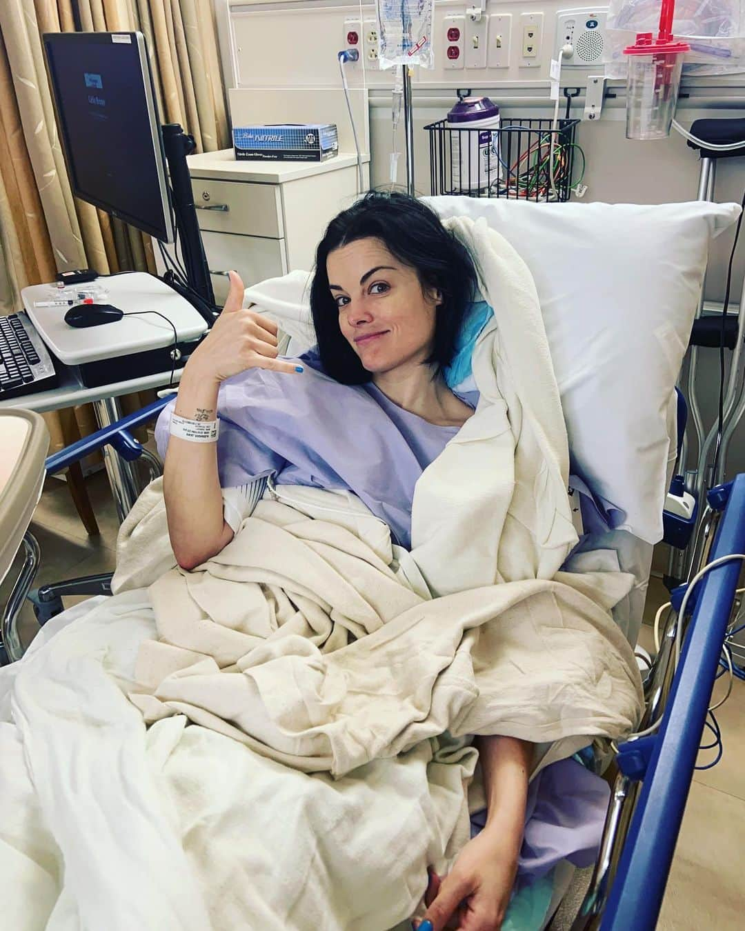 ジェイミー・アレクサンダーさんのインスタグラム写真 - (ジェイミー・アレクサンダーInstagram)「Special shoutout to the incredible nurses at @nyulangone Allison, Cailin, Kai and Edward. Thank you for bringing so much joy and kindness to a day I was dreading. You helped heal my heart and my fear with your love and generosity. Also, thank you to my incredible assistant and good friend @laurenrodriguezny ♥️ I love you more than you’ll ever know. Thank you for always taking such good care of me. #aclsurgery #aclrecovery #nyulangone」5月18日 6時04分 - jaimiealexander