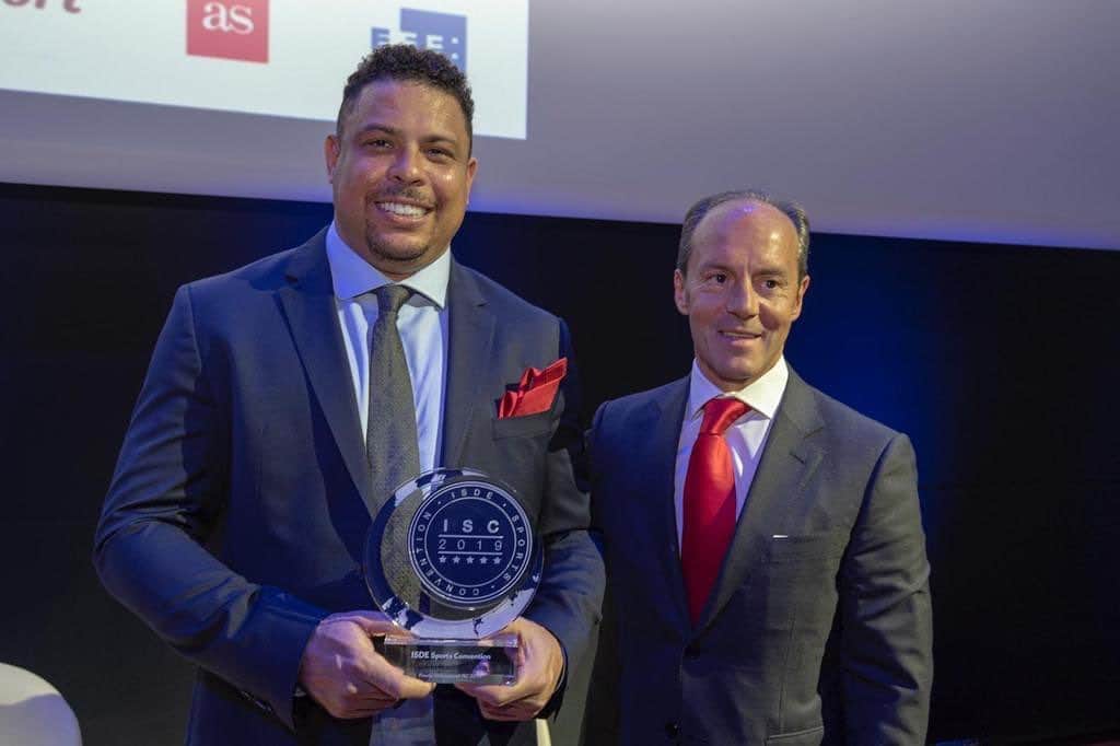 ロナウドのインスタグラム：「Con el consejero delegado de Banco Santander, Rami Aboukhair, recibiendo el Premio Internacional en la ISDE Sports Convention. Gracias @isdelawschool, @santander_es y @laliga」