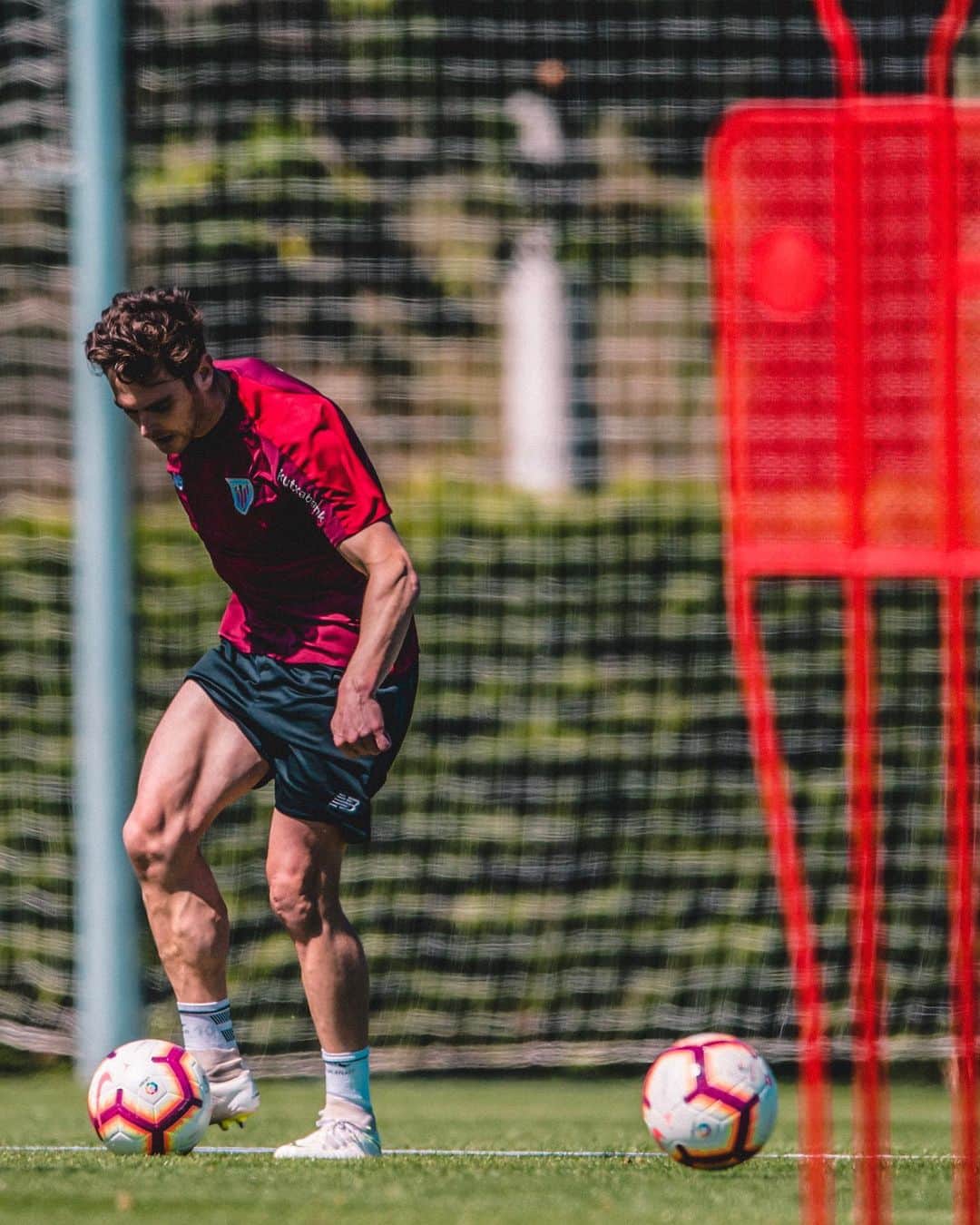 イバイ・ゴメスのインスタグラム：「¡Esto se acaba! ⚽️ Y tenemos la oportunidad de dar inicio a algo muy bonito 💪🏼 ¡Estamos preparados! ¡Queremos volver a europa! 🇪🇺 ¡Mañana nos vemos en Sevilla! Aupa @athleticclub ! 🦁 🔴⚪️ #goruntzbegira 🧗‍♂️」