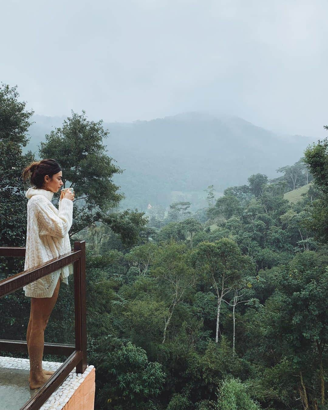 Thaila Ayalaさんのインスタグラム写真 - (Thaila AyalaInstagram)「Chá na chuva 💚 📷 @renatogoess」5月18日 0時35分 - thailaayala