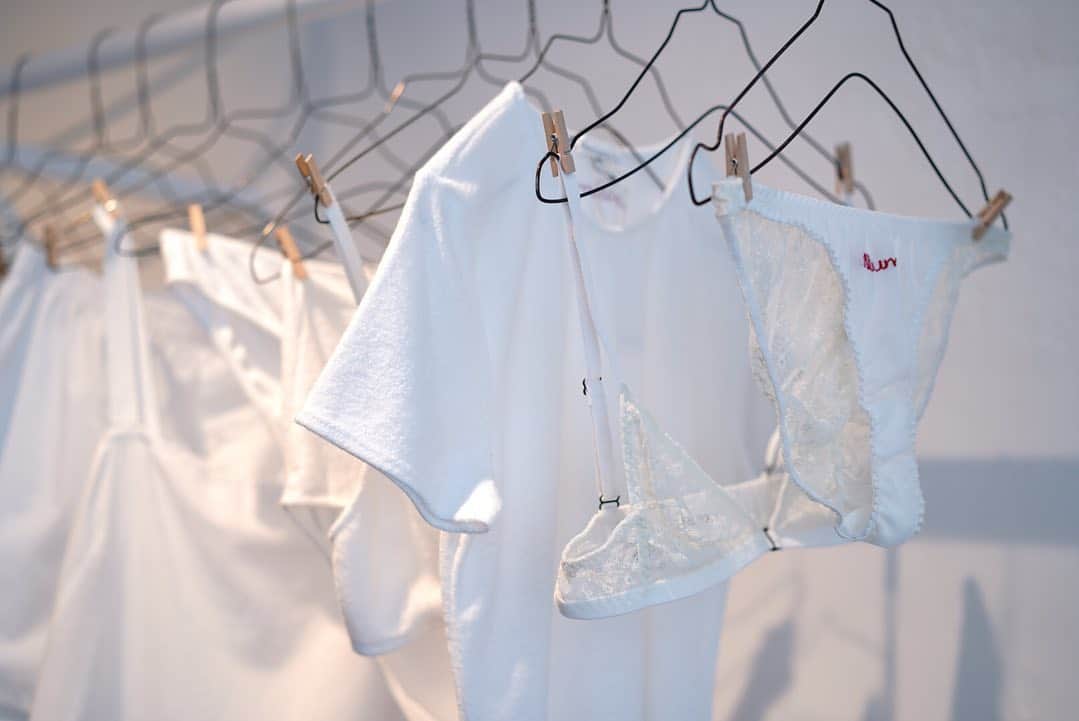 石井美保さんのインスタグラム写真 - (石井美保Instagram)「その場でメッセージを刺繍してくれる下着屋さん。先程のはコットンショーツ。 お店のインテリアもディスプレイも、刺繍を入れてくれるお姉さんも、全てが可愛かった。#henrietteh#mihoishii_paris」5月18日 0時39分 - miho_ishii