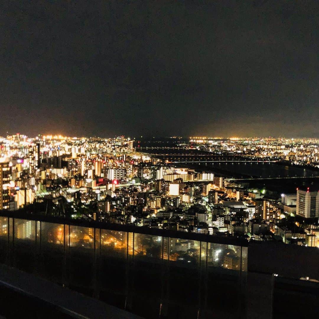 鈴木絢子さんのインスタグラム写真 - (鈴木絢子Instagram)「・ ・ #神戸国際宝飾展 からの、#関西夜景色 ✨ 神戸も大阪も、夜景が綺麗過ぎてびっくり！！🤩 ・ まだまだ国内にも知らなかった素敵な景色があったんだなあ〜と。。 関西散策してみようと思います😊✨ ・ ・ #神戸 #大阪 #夜景 #港 #景色 #神戸港 #関西一望 #大阪平野 #view #cityview #nightview #osakalife #kobe #絶景 #イルミネーション #🌃 #⛴」5月18日 0時40分 - ayako_suzuki810