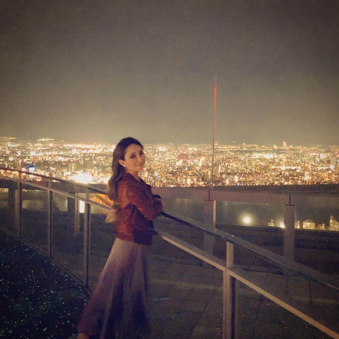 鈴木絢子さんのインスタグラム写真 - (鈴木絢子Instagram)「・ ・ #神戸国際宝飾展 からの、#関西夜景色 ✨ 神戸も大阪も、夜景が綺麗過ぎてびっくり！！🤩 ・ まだまだ国内にも知らなかった素敵な景色があったんだなあ〜と。。 関西散策してみようと思います😊✨ ・ ・ #神戸 #大阪 #夜景 #港 #景色 #神戸港 #関西一望 #大阪平野 #view #cityview #nightview #osakalife #kobe #絶景 #イルミネーション #🌃 #⛴」5月18日 0時40分 - ayako_suzuki810