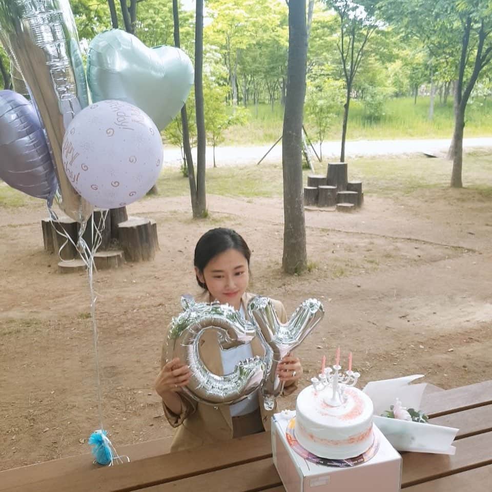 チョン・ジユンのインスタグラム：「❤️💕🦋🥰😻👻💋💃👒 그녀의 날,  우린 청정 1급수」