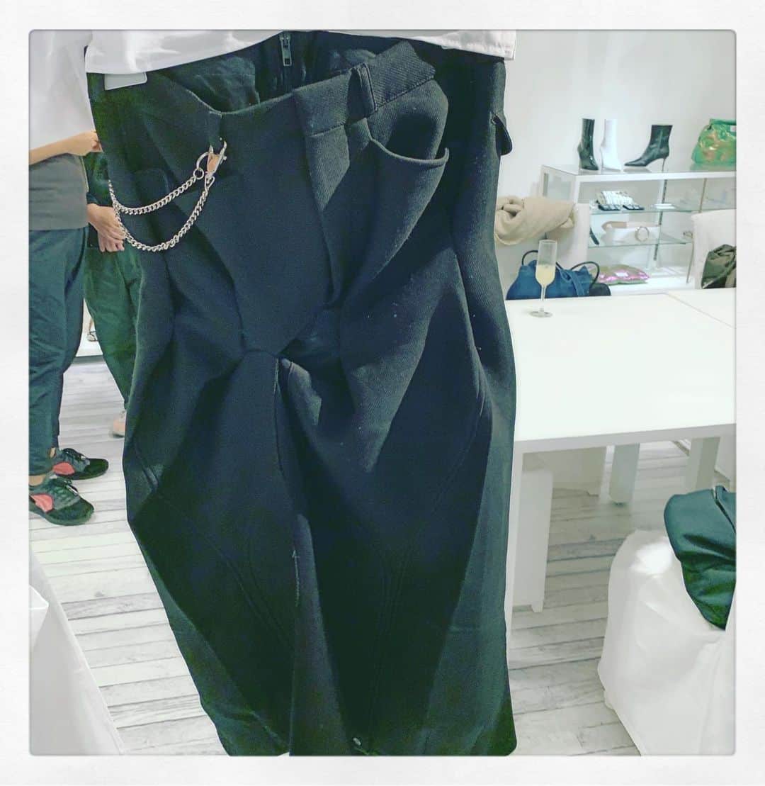渡邊由貴さんのインスタグラム写真 - (渡邊由貴Instagram)「❤️ Skirt 💕  I want it so badly ❣️❣️❣️ No boundary proposal‼️ 無境界仮説 Distorted . ゆがんだ Gender Fluid . ユニセックス Boundary. 境界 Maison Margiela 2019AW Press Presentation. 生地がノマドを動く‼️ This’s the skirt which remade the trousers‼️ #maisonmargiela #maisonmargiela2019aw @maisonmargiela」5月18日 0時51分 - yukiwatanabe788
