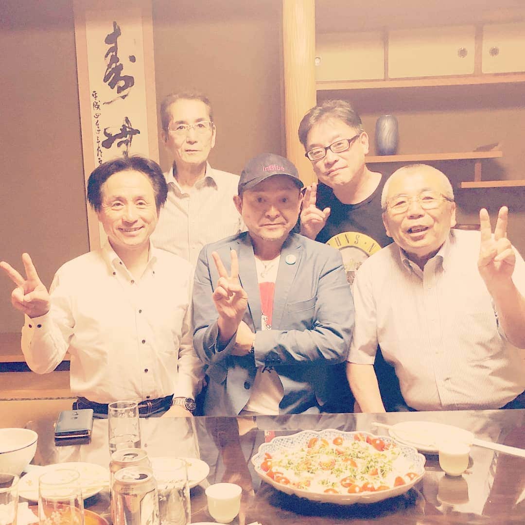 松本隆博のインスタグラム：「。 井原市長の大舌市長と 市議会議員の細羽議員 そしていつも応援して くれる小阪親子です。  明日の夢源塾プレゼンツ 「未来へのトビラ」 前夜祭をして頂いきましたー そして明日は講演コンサート の前に、井原デニムを 身に着けますよ！ ……世界に冠たるジーンズ と言えば？ 実はジーンズ生地はここ 井原市のものが多いんだよ！ 明日はそれを履いてするよ♪ (≧∇≦)/」