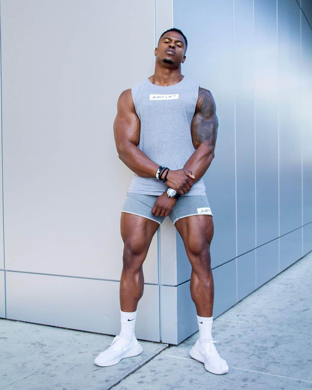 Simeon Pandaさんのインスタグラム写真 - (Simeon PandaInstagram)「Summers coming, bring out the Guns & Quads @justliftofficial Muscle Tank & Box Logo Shorts 🔥 👉🏾 JUSTLIFT.COM  #teamjustlift #justlift #simeonpanda」5月18日 0時54分 - simeonpanda