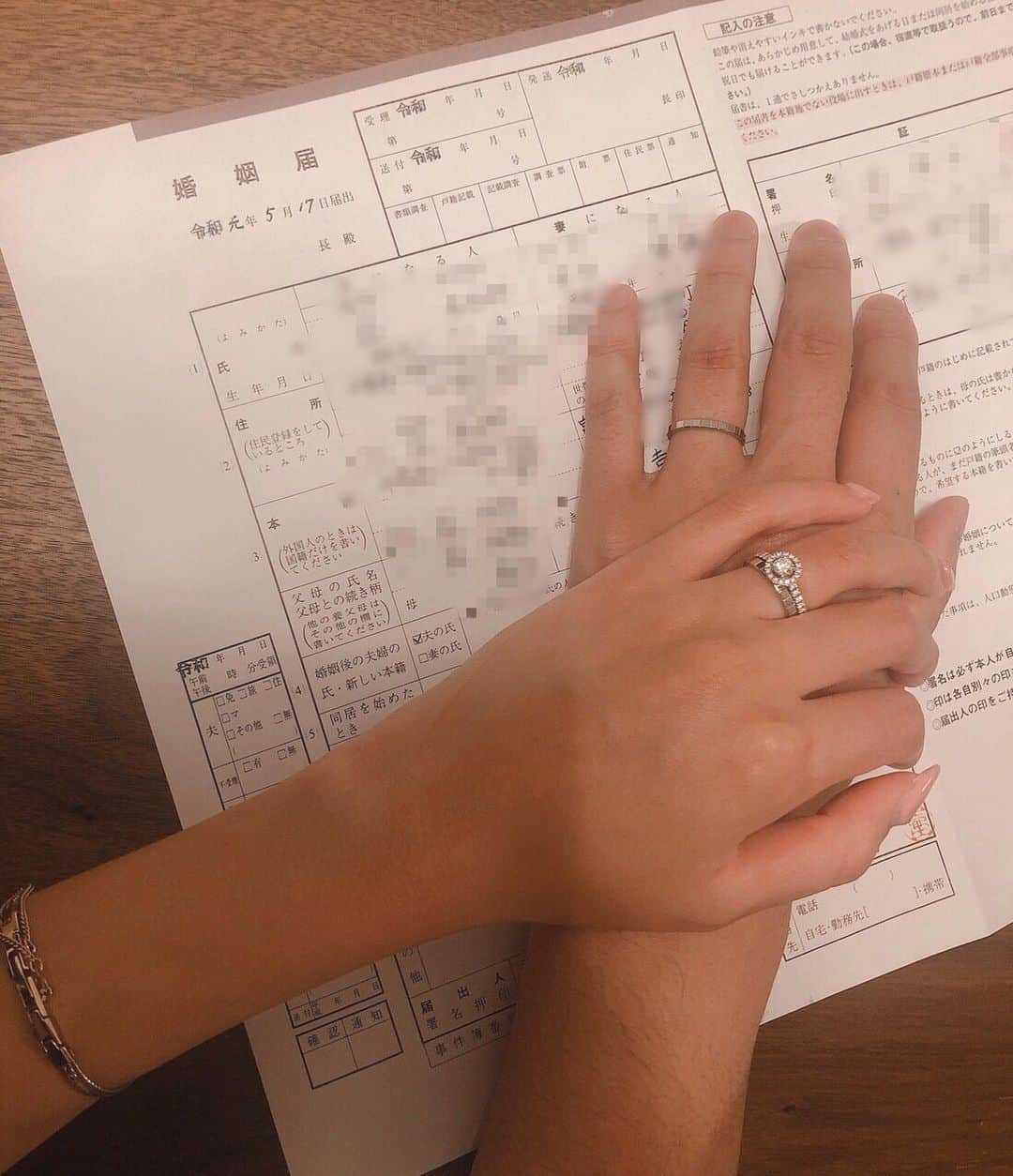 のインスタグラム：「. . 2019.5.17  無事入籍致しました\\(◡̈)/♥︎ 私の両親の結婚記念日を受け継ぎたくてこの日にしました✌︎︎✌︎︎これから毎年一緒にお祝い出来るなぁ。  これからは夫婦👫 まだ正直実感はあまりないですがw  良いときも悪いときも、お互い思いやりと感謝を忘れずに、支えあって、そして高めあっていけたらと思います！  これからは1人の女としてはもちろん♡妻としても頑張るぞーー🤪  #結婚 #入籍 #婚姻届 #夫婦 #両親と同じ結婚記念日 #結婚指輪 #色々重なったけど #無事に入籍 #∞ #幸せです #人妻とかまじかよ #顔出し怒られるやつ #私は気にしないw」