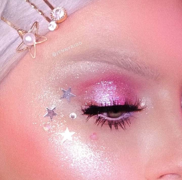 Makeup Addiction Cosmeticsさんのインスタグラム写真 - (Makeup Addiction CosmeticsInstagram)「⠀ Stunning glittery festival look with lots of glow and bleached brows! on @bambiborg by @jennyridd ⠀ #makeupaddictioncosmetics #makeupaddiction #glamspire #makeupobssesed #makeupisfun #universalhairandmakeup #makeupideas ⠀ ⠀」5月18日 1時01分 - makeupaddictioncosmetics