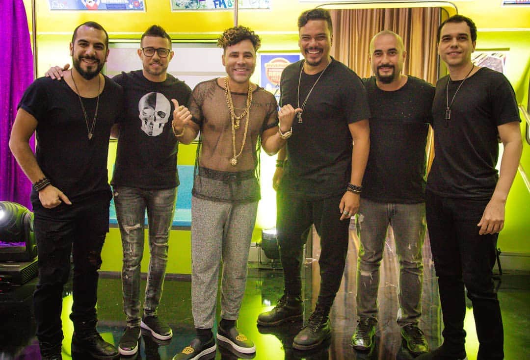 Sorriso Marotoのインスタグラム：「A boa de hoje é assistir a nova temporada de #OsSuburbanos no @multishow! Fomos os convidados do Programa do  Jefinho Pagodeiro e olha... tá de chorar de rir 😂😂😂😂😂 É logo mais, às 22h! Não dá pra perder! @rodrigosantanna1 @bcbrunocardoso @eusergiojr @crisjog @vinisorriso @frd.silva」