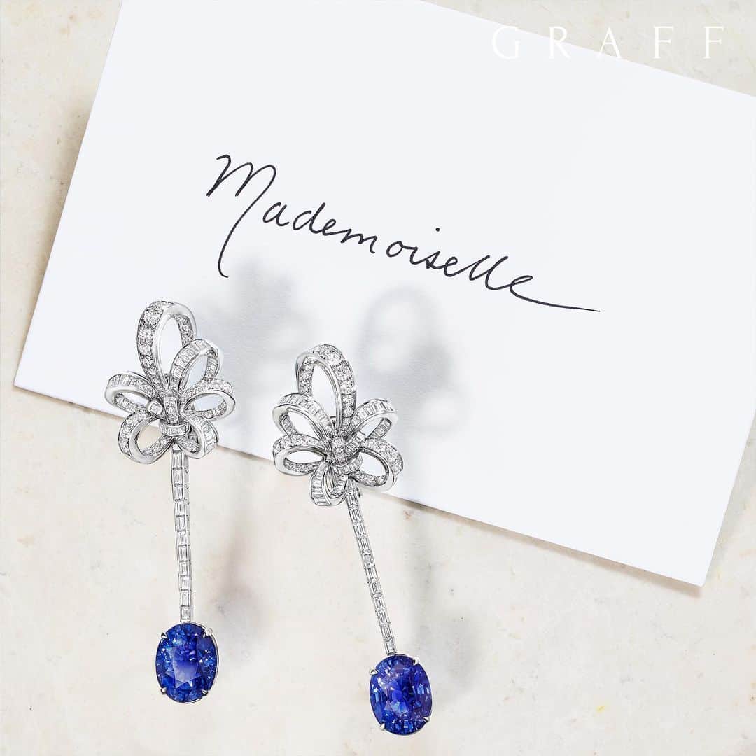 Graffさんのインスタグラム写真 - (GraffInstagram)「Secret yearnings • Visit our new Graff Monaco store, in the prestigious Hotel de Paris. Learn more in our bio . Inspired by Twombly diamond earrings featuring sapphires weighing 8 carats each. #graffdiamonds #highjewelry #monaco #montecarlo」5月18日 1時04分 - graff