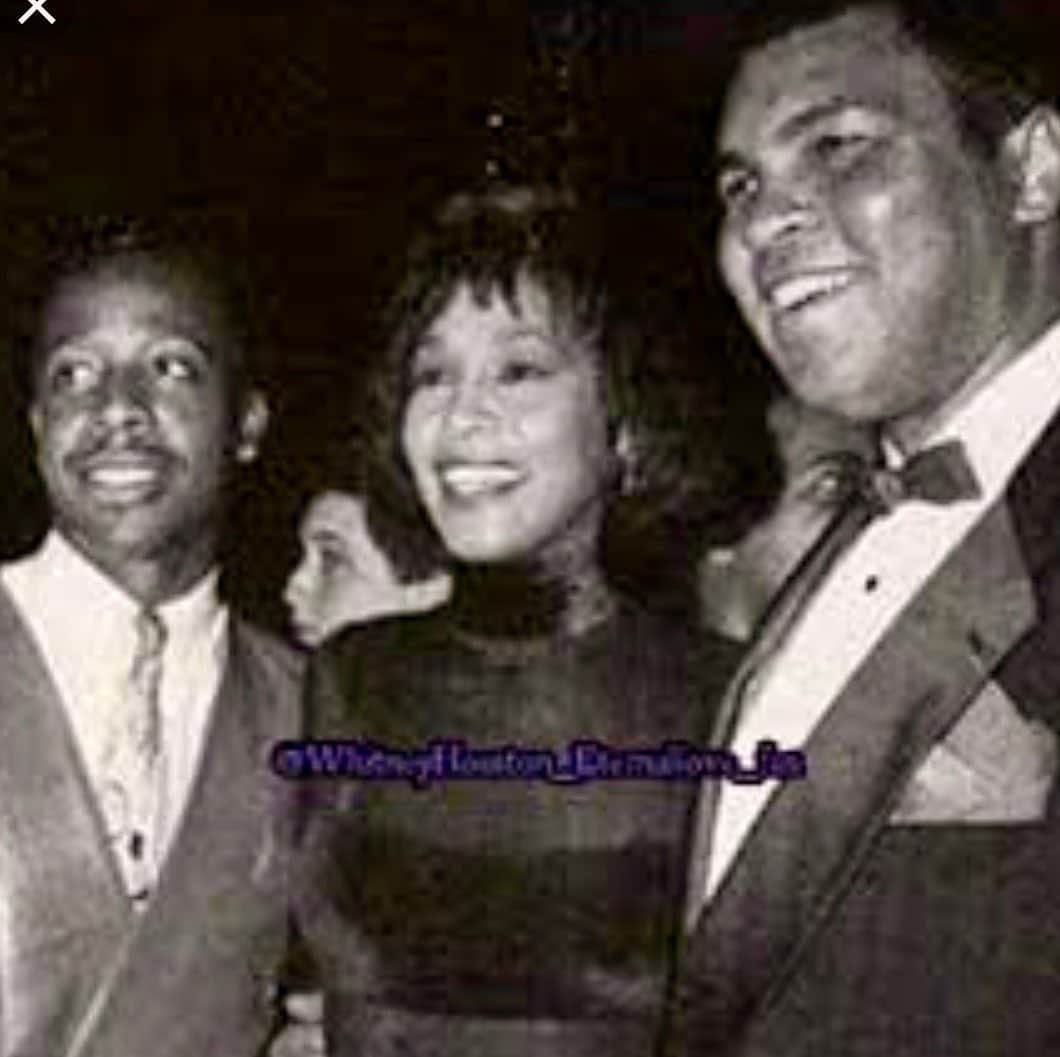 MCハマーのインスタグラム：「Ali meant what he said,”I Am The Greatest”!!!! Whitney was what she sang “The “Greatest” Love of All ! I believe them both and I walk in and follow their Greatness !!! 🙏🏿🙏🏿🙏🏿 #flashbackfriday」