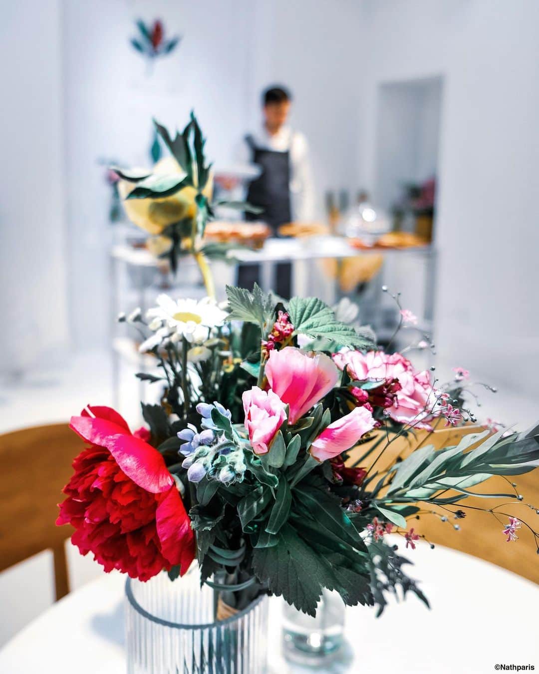 nathparisのインスタグラム：「🇫🇷Hier soir c’était #DiscoverThisWay avec @RenHotels une soirée incroyable dans un lieu magnifique. Des artistes locaux ont crée 6 installations artistiques inattendues, inspirées des 6 hôtels #RenHotels Regardez tout ça dans mes stories. . 🇺🇸Last night it was #DiscoverThisWay with @RenHotels an amazing evening in a beautiful place.  Local artists created 6 unexpected art installations, inspired by the 6 #RenHotels  Look at all this in my stories. . Paid partnership with Renaissance Hôtels」