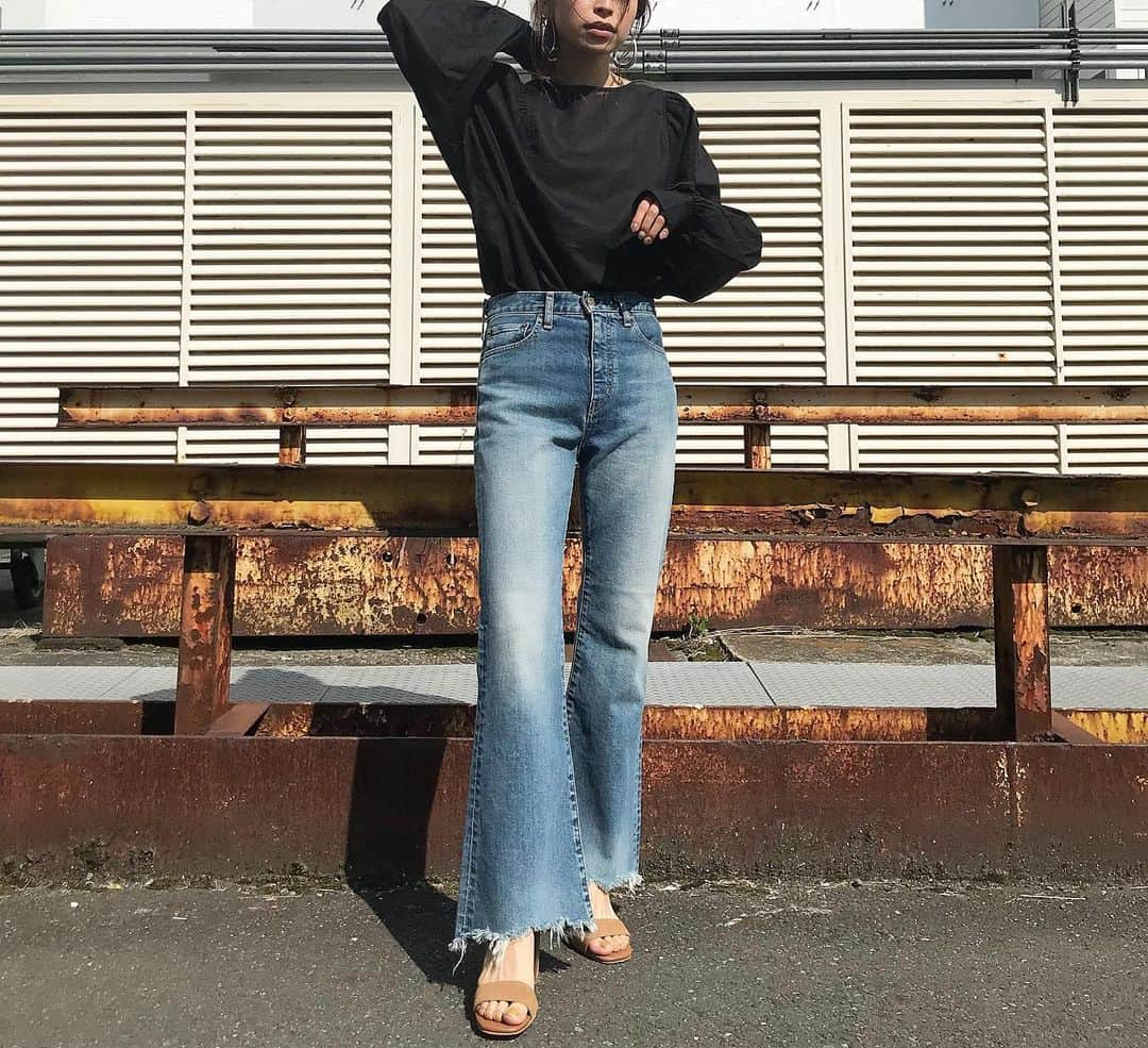 佐藤有里さんのインスタグラム写真 - (佐藤有里Instagram)「. . シルエット抜群🙆‍♀️👖 なんだけど、それだけじゃなくて ストレッチ入りですっっっごい 履きやすいのもポイント😳💘 . #ダメージフレアストレッチデニム 24/25/26inch  17,280yen . 今ならデニムも2,000円offだから 要チェックだよん💘 . #ungrid #denim」5月18日 1時17分 - yuri_212