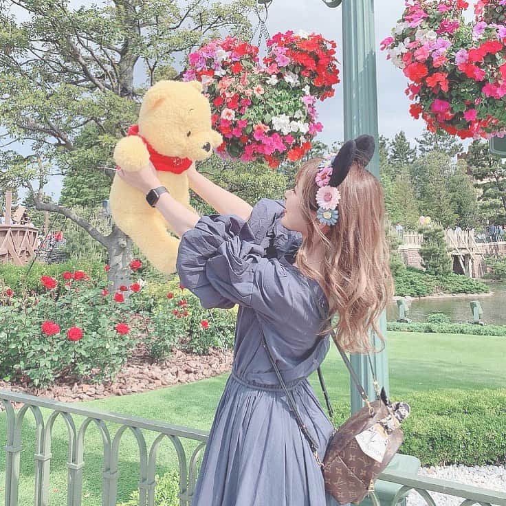 のインスタグラム：「5.13に22歳になりました🙋🏼‍♀️💜💙 (((シジクレイさんと誕生日一緒です))) お祝いメッセージ送ってくださった皆さん ありがとうございました😢  小学生の頃、岡山から東京に 毎週レッスンを受けにひとりで通って 中学生で上京して8年が経ち 今では東京から大阪にほぼ毎週通ってます🤫 大阪が本拠地化していますが、 そろそろ関東にも戻ってくるはずなので これからもよろしくお願いします🙌🏻🌈 * #ガンバサポ#ガンバ大阪#シジクレイ さん #お誕生日おめでとうございました#最強で最高のCB #誕生日#ディズニー#ディズニーランド #初めてガンバ以外の写真載せる#きっと最初で最後 そして今日は#大阪ダービー 😤✊🏻#Jリーグ#勝つど」