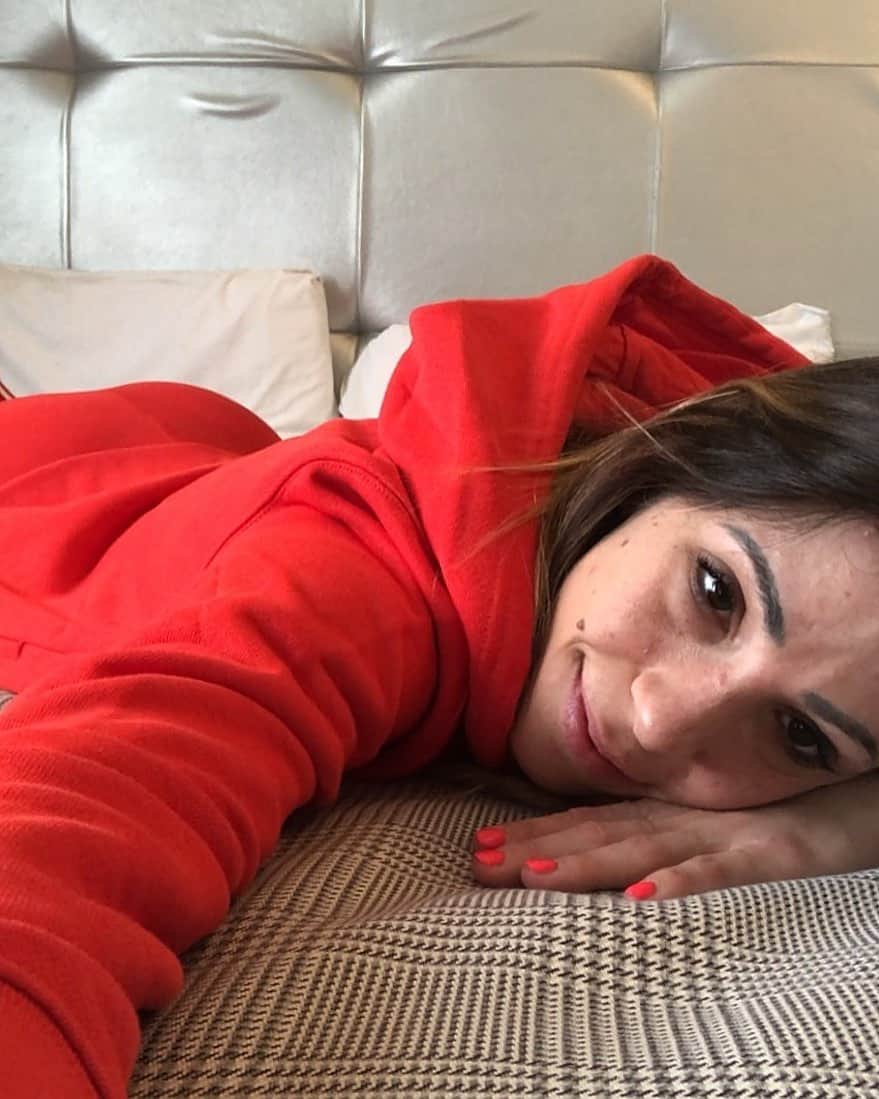 ニコーレ・デラ・モニカのインスタグラム：「Sfinita dalla settimana... voi cosa farete questo weekend? #weekend #friday #mood #tired #me #cute #life #figureskater」