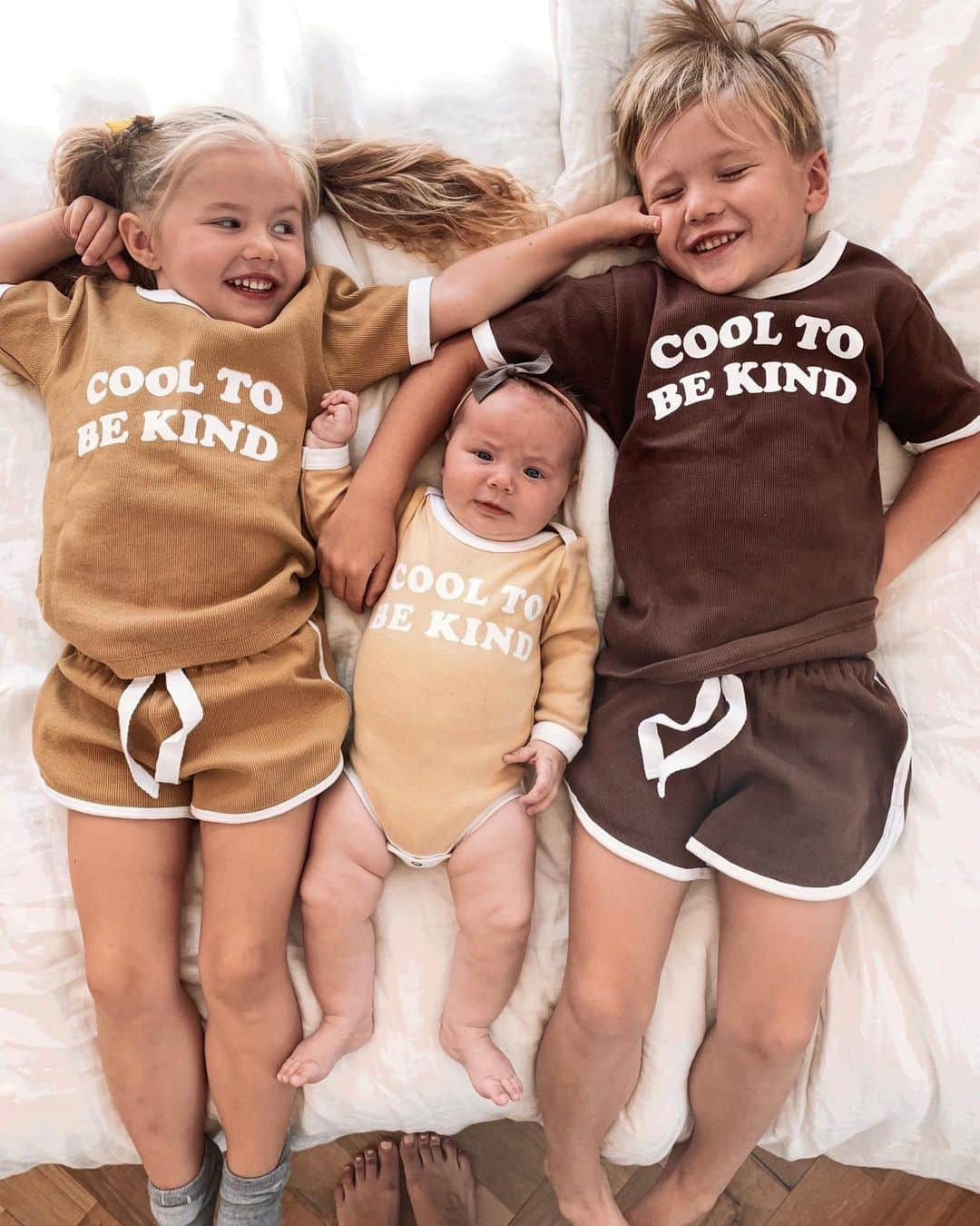 Amber Fillerup Clarkさんのインスタグラム写真 - (Amber Fillerup ClarkInstagram)「Cool to be kind ... but like also fun to poke your brother 😆 so happy it’s Friday and Atticus has no school 💃🏼 Frankie gets blessed at church this weekend and we have family coming in town 💛 these cute sets on the kids are @nu_natives」5月18日 1時13分 - amberfillerup