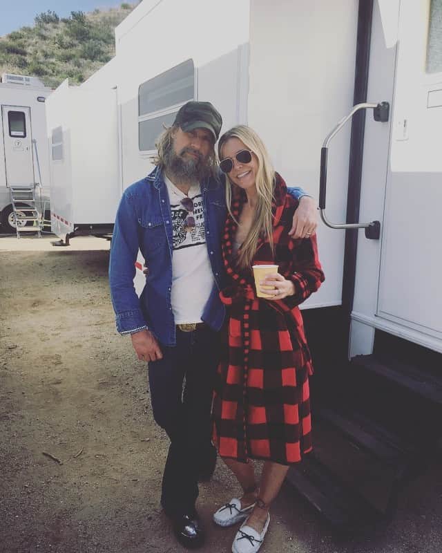 ロブ・ゾンビのインスタグラム：「Flashback to last year. Another early morning with @sherimoonzombieofficial shooting 3 From Hell! BTW our trailer is finished just waiting on approval from MPAA. I know it seems like forever! #threefromhell #robzombie #sherimoonzombie #traileriscomingsoon #billmoseley #richardbrake #jeffdanielphillips #sidhaig #freethethree」
