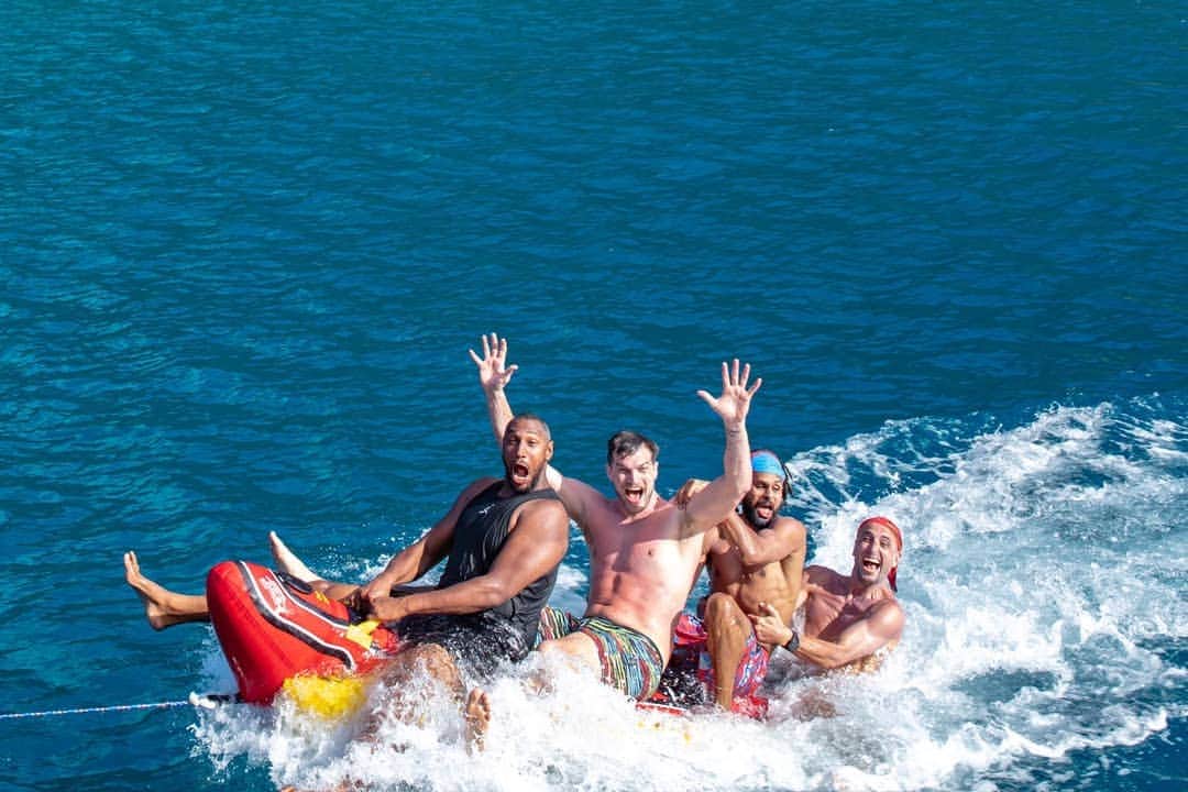 マヌ・ジノビリのインスタグラム：「Our WienerBoat may have been a bit undersized for us! 😁😁. I miss these guys! #WienerBoatBoys #HappyDivers」