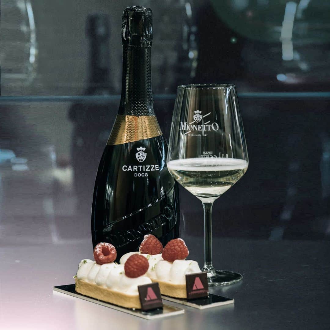 Mionetto Proseccoさんのインスタグラム写真 - (Mionetto ProseccoInstagram)「The delicate, fruity and fresh impression of the Cartizze DOCG Dry - Luxury Collection - are the perfect match for the harmonious sweetness of the cheesecake with raspberries sauce, exclusively created for Mionetto by @alexservida.」5月18日 1時30分 - mionetto_prosecco
