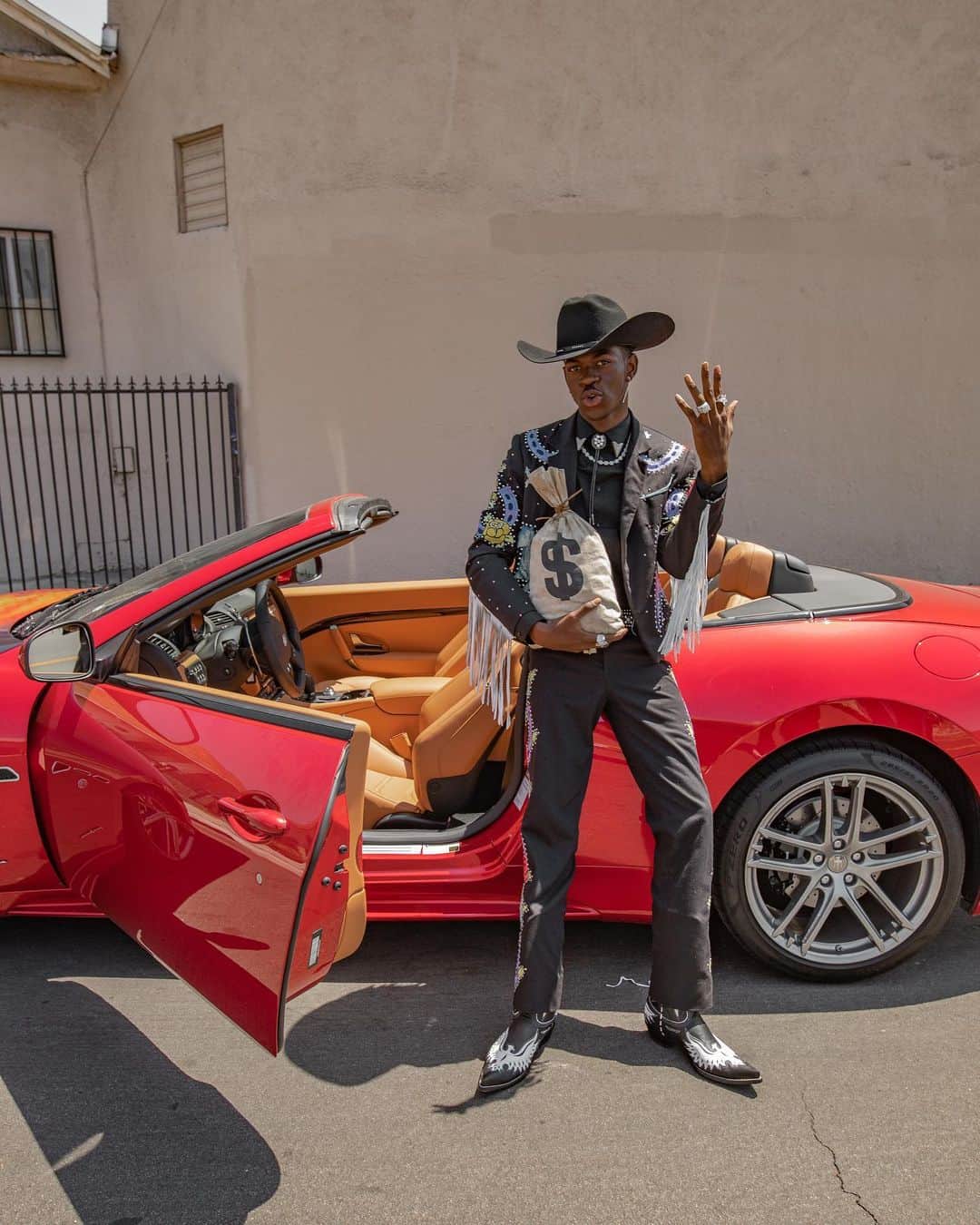 Instagramさんのインスタグラム写真 - (InstagramInstagram)「Time travel, Maseratis, 🐴 (duh) and even Chris Rock (?!) all have a moment in Lil Nas X’s (@lilnasx) video for #OldTownRoad — which just dropped.💰 “The past few weeks of my life with ‘Old Town Road’ dominating the charts have been unreal,” says the 20-year-old artist, originally from Atlanta, Georgia. Today on our IGTV, we’re behind the scenes at the shoot of #OldTownRoadMovie. Giddy up. 🤠 Photo by @lilnasx」5月18日 1時32分 - instagram