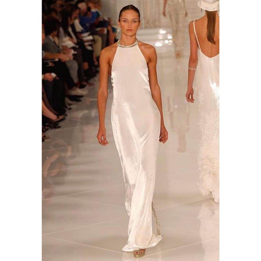 カルメン・べダルさんのインスタグラム写真 - (カルメン・べダルInstagram)「Happy Friday! . . . #karmenpedaru  #ralphlauren  #catwalk #whitedress  #happyfriday #friday #throwback」5月18日 1時32分 - karmen_pedaru