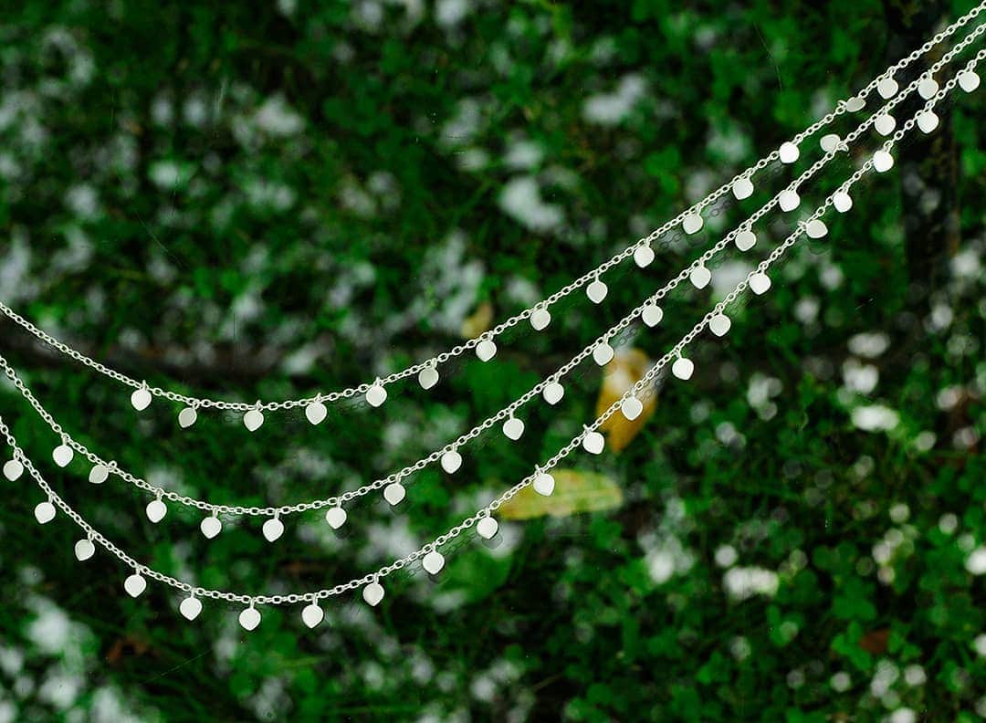 のインスタグラム：「Blooming in the early morning hours, the flower bud has traveled skyward from below a ponds murky depths. “Padma”, the Lotus flower, represents divine beauty and is considered the hearts inner shrine. Found in Hindu iconography and Buddhist symbolism the lotus is purity and rebirth. Our timeless lotus petal chains come in many variations, from full to delicate and fine. Made of recycled sterling silver they all feature our signature matte finish.」