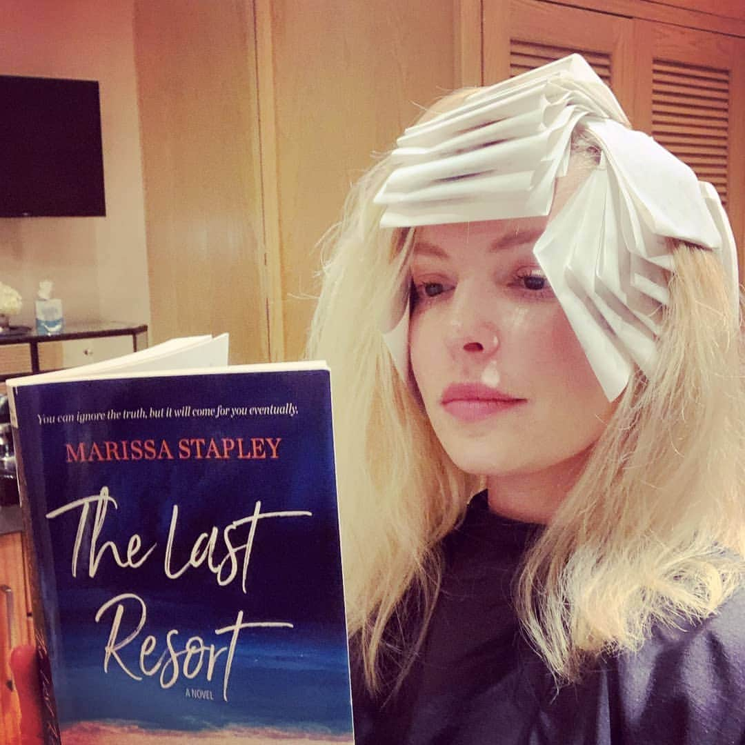 キャサリン・ハイグルさんのインスタグラム写真 - (キャサリン・ハイグルInstagram)「A good book is paramount for those root touch up days. The Last Resort by @marissastapley is perfect for transporting me out of the salon and into another world. So juicy and absorbing! Almost too good to finish. I want it to go on forever! It’s become my number one summer reading pick thanks to my friends at  @BookSparks #SRC2019  Also I’d like to add that according to instagrams very serious rules on partnerships I must add the “paid partnership” tag to this simply because @booksparks sent me the book to check out. Not because they paid me anything at all ( because they didn’t) but because they sent me a $10 book for free. Just FYI.」5月18日 1時36分 - katherineheigl