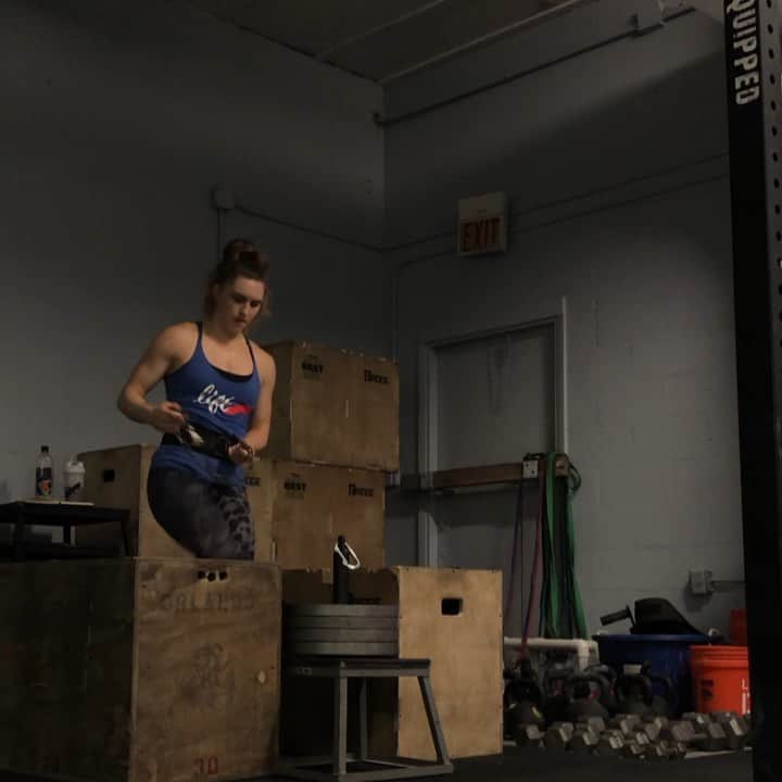 マッティ・ロジャーズのインスタグラム：「My best belt squat solution with set up and set down included for your enjoyment. It’s not very graceful at all, but it’s effective!! (trust me I’ve tried every way aside from the belt squat machine because I’m not buying one) I don’t like holding on to anything because it completely changes the feel (also I swear I’m not swimming idk what arms are doing), but the @roguefitness loading pin worked really well! Since my legs are 20’ long and my stance is on the wider side, I could use 35# plates on the pin with room to add plenty more. 8’s with a slight tempo, super setted with whatever quad pumper I feel like doing that day on intervals + a burnout today. - - I’ve been giving some SI/low back issues their sweet, sweet time to heal from the damn 140 jerk/knee THROUGH the floor since I have the time. We tried to train through for a week to compete at Nationals, but decided to take this route instead. Usually it’s “feel GOOD ENOUGH to survive training or a comp” when you tweak something, but I want to take time and address the lil things so I feel 100%. Been doing a lot of these, body building (it’s SHOWING) & A TON of other not so exciting things. Still training 8 sessions a week & they’re actually even longer than my regular sessions, but most of them are find a dark corner and GET TO WORK. We don’t have any machines in our gym, so it’s been fun getting creative making my own “machines” & doing things I’ve never done.」