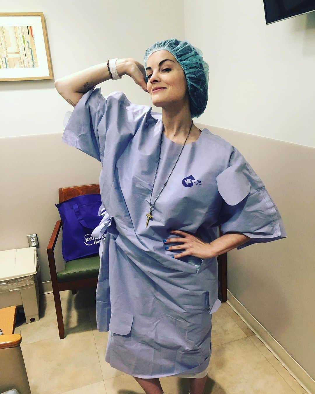 ジェイミー・アレクサンダーさんのインスタグラム写真 - (ジェイミー・アレクサンダーInstagram)「Made it through! On my way home to recover. Huge thanks to the amazing doctors and nurses at @nyulangone 🙏🏻♥️ Thank you Dr. Laith Jazrawi and Mark Hanebury. Also to my anesthesiologist Dr. Geoffrey Kendall and my beautiful nurse Allison Jazrawi♥️ Jim and John Romer, my other nurse Edward and my incredible friend @laurenrodriguezny 🙏🏻 Feeling extremely grateful. 🙏🏻🙏🏻 #aclsurgery #aclrecovery #acl #mcl」5月18日 1時48分 - jaimiealexander