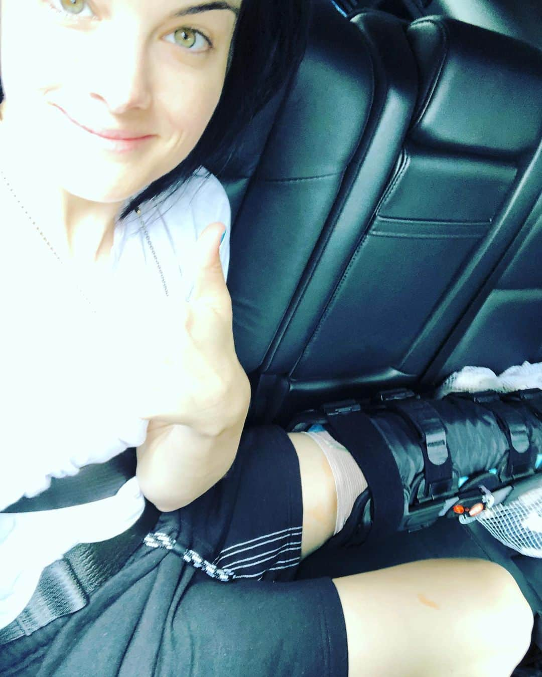 ジェイミー・アレクサンダーさんのインスタグラム写真 - (ジェイミー・アレクサンダーInstagram)「Made it through! On my way home to recover. Huge thanks to the amazing doctors and nurses at @nyulangone 🙏🏻♥️ Thank you Dr. Laith Jazrawi and Mark Hanebury. Also to my anesthesiologist Dr. Geoffrey Kendall and my beautiful nurse Allison Jazrawi♥️ Jim and John Romer, my other nurse Edward and my incredible friend @laurenrodriguezny 🙏🏻 Feeling extremely grateful. 🙏🏻🙏🏻 #aclsurgery #aclrecovery #acl #mcl」5月18日 1時48分 - jaimiealexander