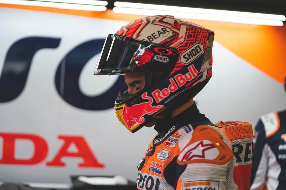 レプソル・ホンダのインスタグラム：「#MM93 🐜 🅿️2️⃣ 🇫🇷 ⠀⠀⠀⠀⠀⠀⠀⠀⠀ “The feeling is great today and I’m very happy because we were able to work in a good way, like always. The only change we made was a new tyre at the end of FP2 where normally we use the same tyres. With the weather looking unstable tomorrow it was best to do this. Also today I made a big save in FP1, it was my second run and I was able to save it but it took me by surprise a little bit because it’s so bumpy. Another nice video for the collection! There are many fast people and with the changing weather we will maintain our focus.” ⠀⠀⠀⠀⠀⠀⠀⠀⠀ #FrenchGP #25RepsolHonda #Repsol #MotoGP #Honda #Racing #RepsolHonda #HRC #RC213V #MM93 #MarcMarquez #MM93🐜 #ThePowerOfDreams #Motorcycle #France #Practice #Friday」