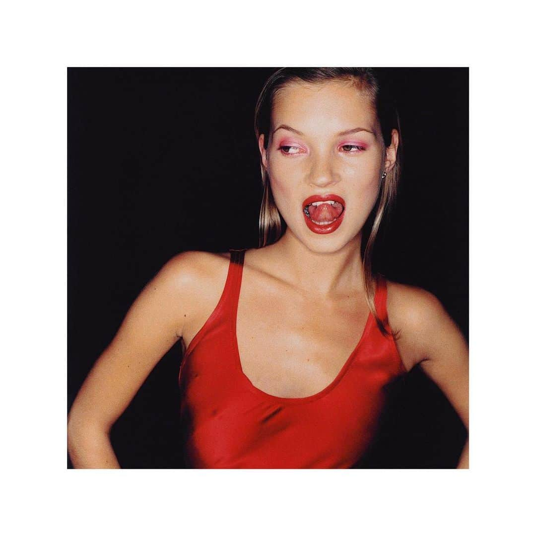 フリーランスさんのインスタグラム写真 - (フリーランスInstagram)「Le glamour des 90´s #katemoss #nineties #inspo #friday #freelanceparis」5月18日 1時58分 - freelance_paris