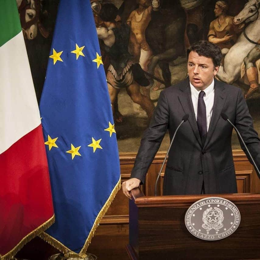 マッテオ・レンツィさんのインスタグラム写真 - (マッテオ・レンツィInstagram)「“Sei come Renzi” è la frase più gentile che Di Maio e Salvini usano reciprocamente per insultarsi. Sono lieto di essere sempre nei loro pensieri, anche se da italiano preferirei che pensassero alle cose da fare. Tuttavia ad onor del vero vorrei verbalizzare che per essere “come Renzi” bisogna aver creato più di un milione di posti di lavoro (dati ISTAT); abbassato IMU, Irap costo del lavoro e Ires; aumentato salari a dieci milioni di persone con gli 80€; preso un Paese con il PIL a -1.7 e riportato a più 1.7; dato più diritti con le leggi su unioni civili, dopo di noi, terzo settore, autismo, caporalato, cooperazione internazionale; fatto un Governo con metà donne; aumentato i fondi per la sanità e l’educazione e diminuito quello per gli interessi, abbassando lo spread. Quando farete questo, sarete liberi di utilizzare l’espressione “Sei come Renzi” come un insulto. Nel frattempo potreste governare non dico mille giorni come abbiamo fatto noi, ma almeno un giorno senza costringere il Paese a queste sceneggiate ridicole. Appena avete finito di litigare come all’asilo e fate la pace, fateci sapere: l’Italia ha bisogno di un governo serio, non di una rissa continua」5月18日 2時09分 - matteorenzi