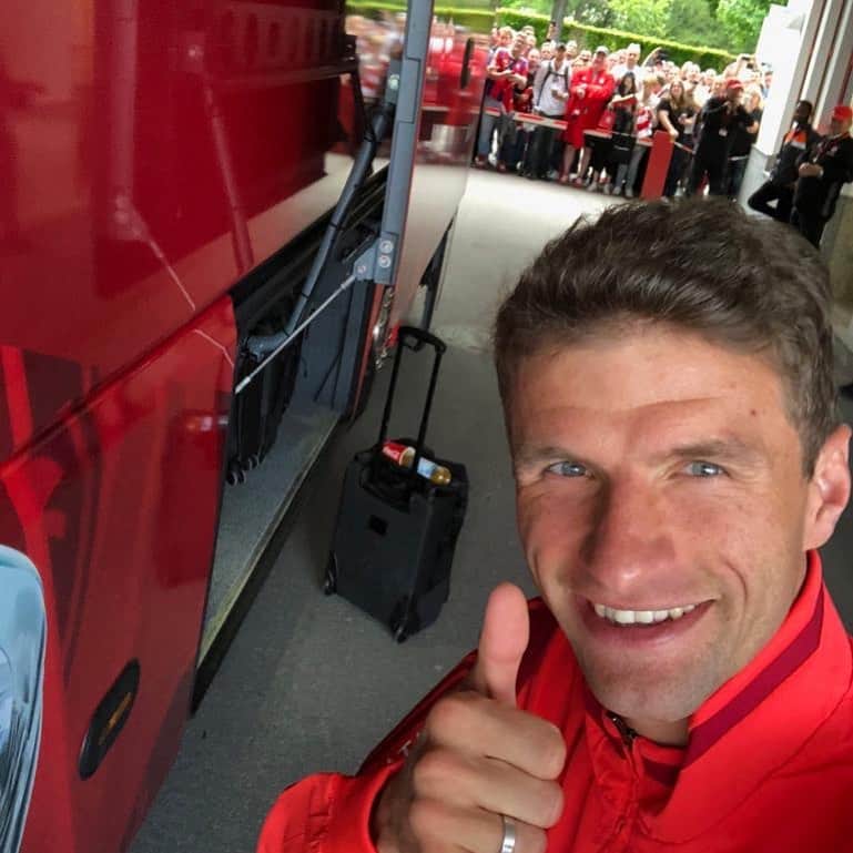 トーマス・ミュラーのインスタグラム：「Let‘s go the @bundesliga_en finish 👍🏼 #packmas #fcbsge #fcbayern #meisterschaft #miasanmia #esmuellert」