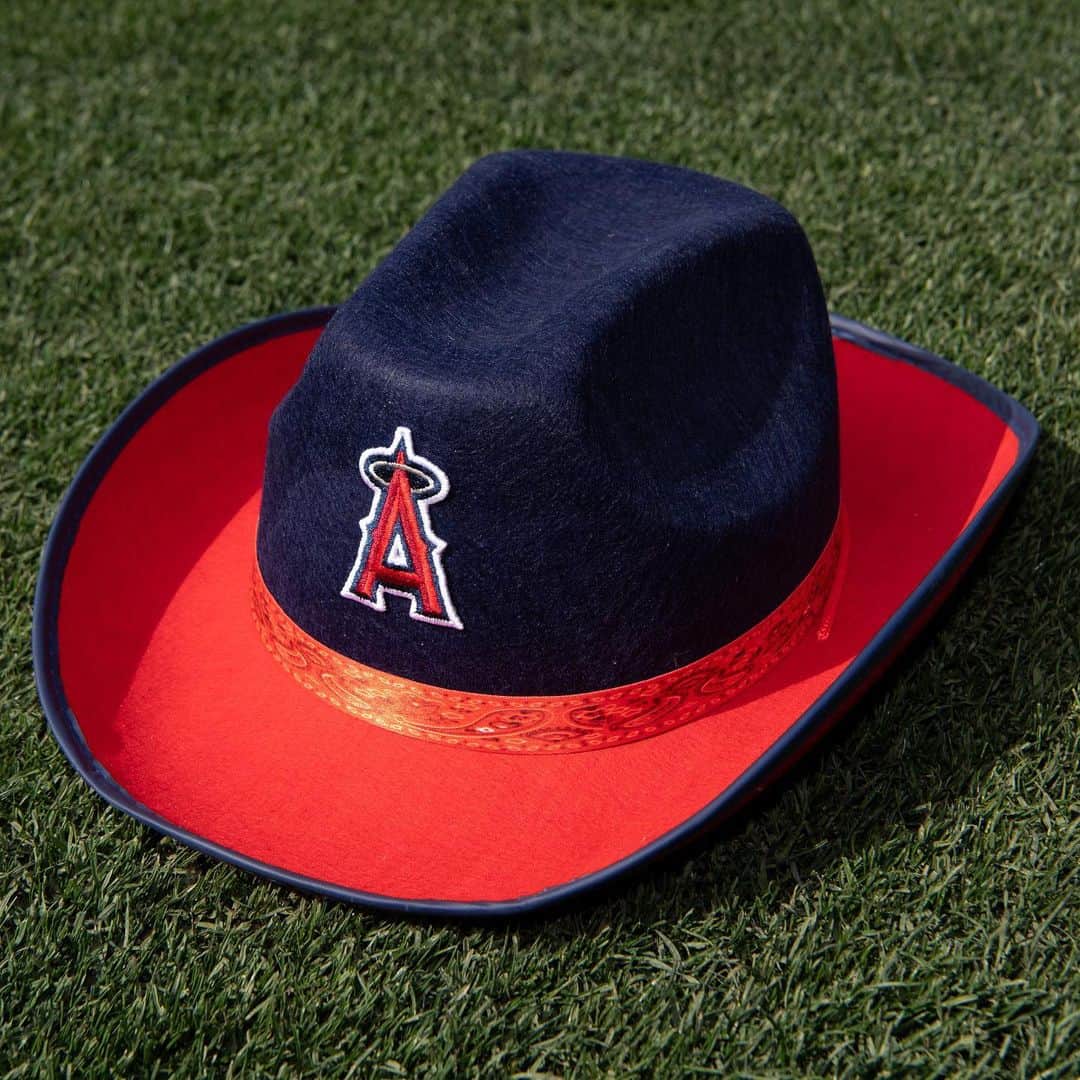ロサンゼルス・エンゼルス・オブ・アナハイムさんのインスタグラム写真 - (ロサンゼルス・エンゼルス・オブ・アナハイムInstagram)「Howdy partners! Y'all ready to watch Shohei's 2019 home debut while rocking your Angels Cowboy Hat? 🤠  The 1st 30,000 fans in attendance TONIGHT #AtTheBigA will receive this cowboy hat, presented by Bedrosians Tile & Stone.」5月18日 2時03分 - angels