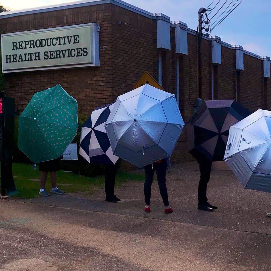 NBC Newsさんのインスタグラム写真 - (NBC NewsInstagram)「Volunteers hold umbrellas in an effort to block anti-abortion advocates from women arriving for an abortion at the POWER House, the only abortion clinic in Montgomery, Alabama. . Concerned women have been calling the clinic, worried that the state’s new abortion law may soon close it down. But the clinic says it’ll be open for at least another six months, the earliest point the new law can take effect, though the measure is expected to face court challenges. Read more through the link in our bio. . 📷 @annieroseny / @nbcnews」5月18日 2時03分 - nbcnews