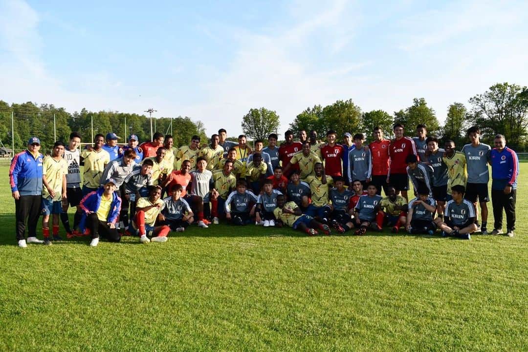 サッカー コロンビア代表チームのインスタグラム：「‪En la cancha rivales, afuera colegas y amigos. El fútbol nos une. Colombia 🇨🇴 vs. 🇯🇵 Japón. 🤜🏼🤛🏼‬」