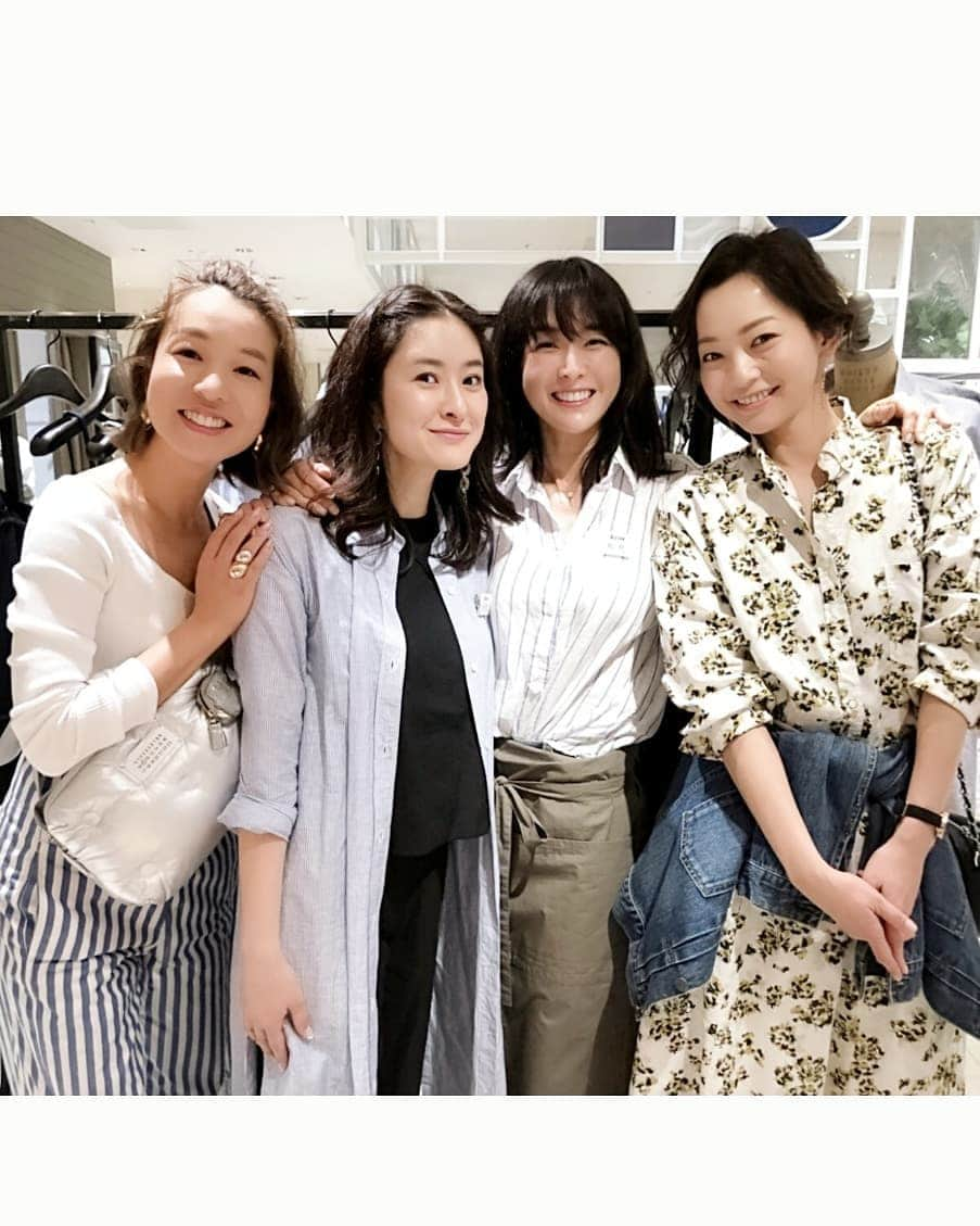 佐藤純さんのインスタグラム写真 - (佐藤純Instagram)「伊勢丹新宿で開催中の松井美緒さんプロデュースの｢mix and mingle｣ポップアップストアへ行ってきました。  @mio.matsui  ゆうきちゃんとゆりちゃんにも会えたよ～🙌 @ayuuki0908 @yuri_arai  美緒さんと言ったら #松井家のおもてなしごはん🍚  いつもインスタですご～い👏と思ってました😍  そんな美緒さんがプロデュースしたリネンエプロンやカッティングボートがこれまた素敵✨  私がしているリネンエプロンは、すっごく柔らかくて、しかも3wayで着れちゃうの。  私のように普通に首からかけてもいいし、美緒さんのように半分に折ってもオシャレ✨  カラーも豊富でどれも可愛かったです😊  そして、一目惚れした写真6枚目のシャツワンピ！  デニムやレギンスに合わせても可愛いし、夏は水着の上に羽織っても素敵～❤️ あまりに可愛くてワンピの上から羽織ってみたよ(笑) ↑このシャツワンピもオーダーしちゃいました😊  そして、とっても素敵なカッティングボート‼️ 素材は、桐と真鍮。  なんと、なんと、私の地元でもある桐タンスで有名な春日部の職人さんの手作りなんです‼️ 桐って優しい感じがしていいんですよね～。 私も嬉しくなっちゃいました😆  mix and mingle のポップアップストアは 5/17(金)～5/19(日)まで開催してるので是非行ってみてくださいね。  新宿伊勢丹2階 フラワーショップマチルダ前 アーバンクローゼット内  朝から  #mix_and_mingle_ #松井家のおもてなしごはん #松井美緒 さん #食卓に笑いあり #エプロン #リネンエプロン #シャツワンピ #シャツワンピース #カッティングボート #アーバンクローゼット #新宿伊勢丹 #伊勢丹新宿 #isetan #ポップアップストア #ポップアップ #桐 #春日部 #ママ#ママモデル#モデル #mama #mamamodel #model」5月18日 2時14分 - junsatoidea