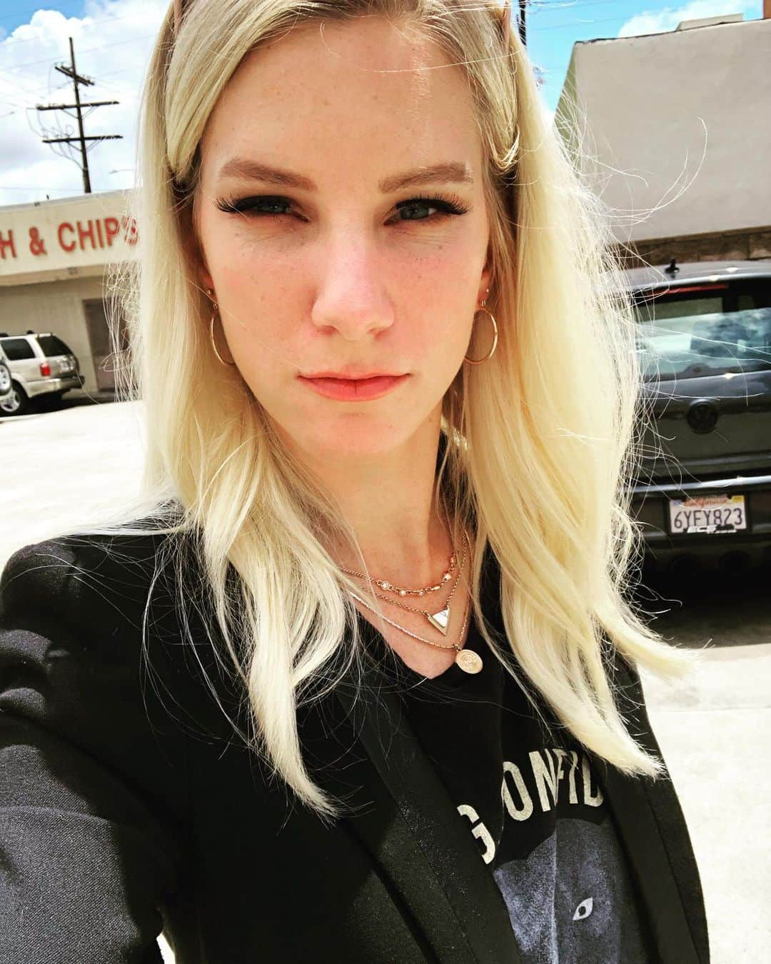 ヘザー・モリスさんのインスタグラム写真 - (ヘザー・モリスInstagram)「Lola the Business Bunny」5月18日 2時16分 - heatherrelizabethh