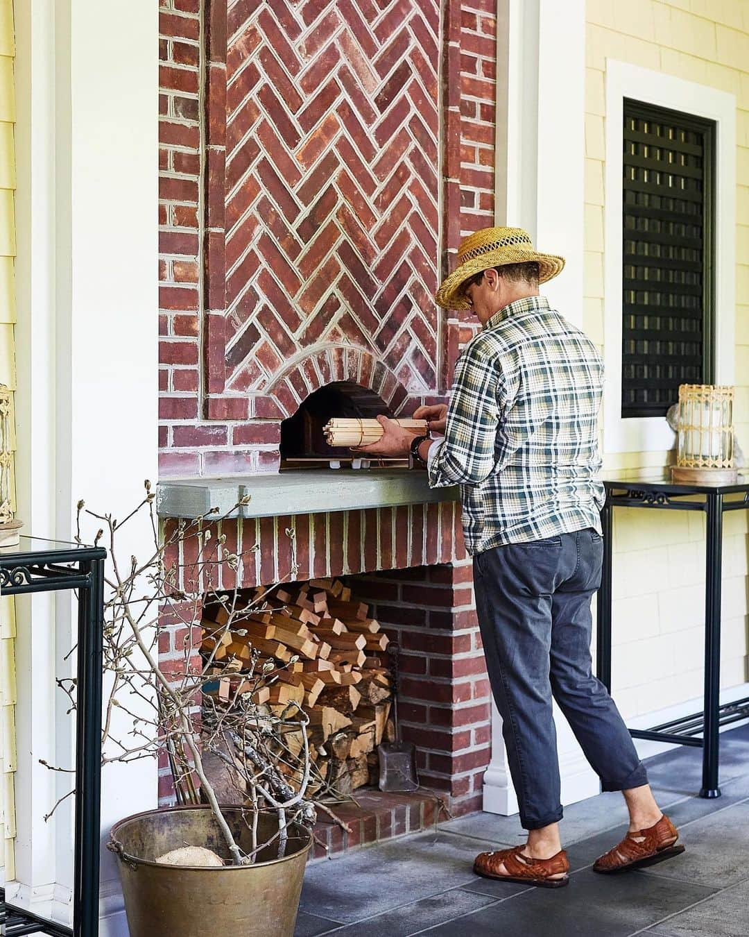 マーサ・スチュワートさんのインスタグラム写真 - (マーサ・スチュワートInstagram)「Interior designers Thomas O'Brien and Dan Fink of @aerostudios, who have been married since 2015, make meals in their weekend home in Bellport, Long Island feel extra-special. 🏡 Hours before dinner, they light the hearth; at dusk, they set out linens and dishes from O'Brien's vast collection of ceramics and antique transferware 🍴, and get cracking on a menu that's fresh, uncomplicated, and often French-accented. These evenings are what the couple anticipate all week long while they're busy transforming other people's homes. 👀 "As soon as we get here, we can't wait to cook, garden, and unwind," says Fink. 😌 See the full feature by grabbing a copy of our new June issue or by visiting the link in bio.👆🏼📷: @wabranowicz」5月18日 2時20分 - marthastewart