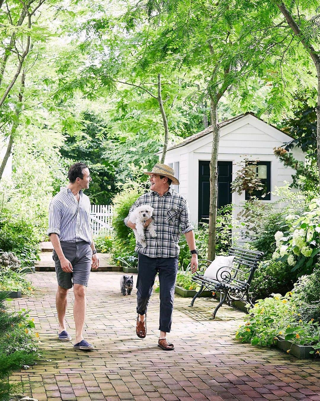 マーサ・スチュワートさんのインスタグラム写真 - (マーサ・スチュワートInstagram)「Interior designers Thomas O'Brien and Dan Fink of @aerostudios, who have been married since 2015, make meals in their weekend home in Bellport, Long Island feel extra-special. 🏡 Hours before dinner, they light the hearth; at dusk, they set out linens and dishes from O'Brien's vast collection of ceramics and antique transferware 🍴, and get cracking on a menu that's fresh, uncomplicated, and often French-accented. These evenings are what the couple anticipate all week long while they're busy transforming other people's homes. 👀 "As soon as we get here, we can't wait to cook, garden, and unwind," says Fink. 😌 See the full feature by grabbing a copy of our new June issue or by visiting the link in bio.👆🏼📷: @wabranowicz」5月18日 2時20分 - marthastewart