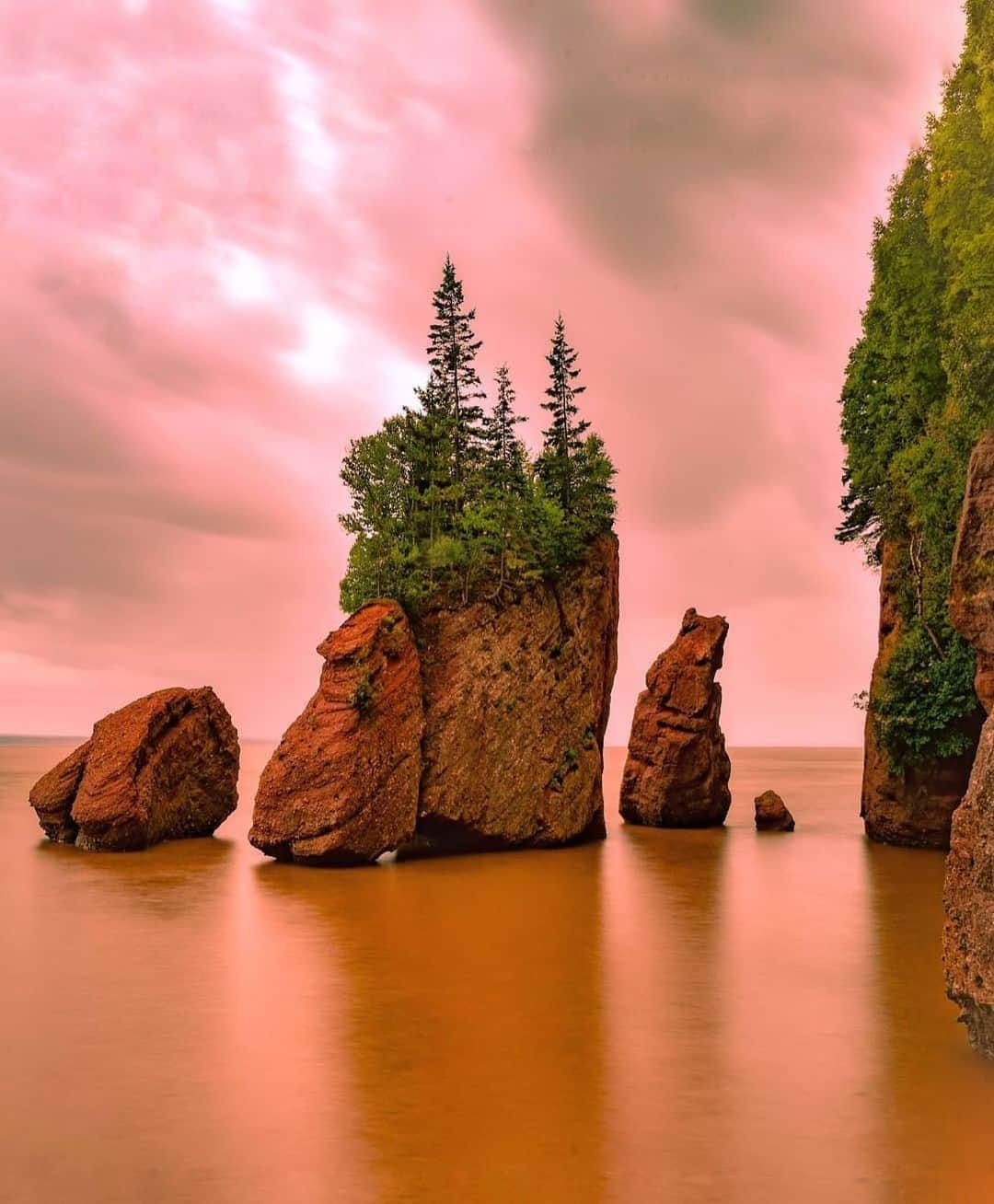 Explore Canadaさんのインスタグラム写真 - (Explore CanadaInstagram)「The Hopewell Rocks are now open for the 2019 summer season! Here, you can walk on the ocean floor in the morning, and then kayak at the very same location in the afternoon! It’s one of the best places to experience the Bay of Fundy, home to the highest tides in the world. 📷: @paradisaical 📍: @destinationnb, @parks.canada . #explorenb #parkscanada #bayoffundy #hopewellrocks . Abonnez-vous à @explorezsansfin pour voir nos publications en français!」5月18日 2時22分 - explorecanada